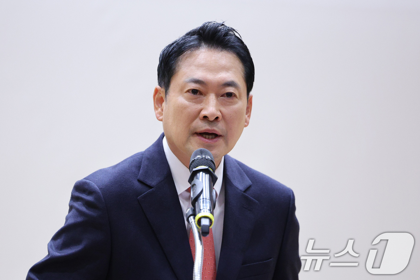 (서울=뉴스1) 신웅수 기자 = 장동혁 국민의힘 대표가 26일 서울 여의도 국회 의원회관에서 열린 '독립외교 40년 : 이승만의 외로운 투쟁' 시사회에서 축사를 하고 있다. 202 …