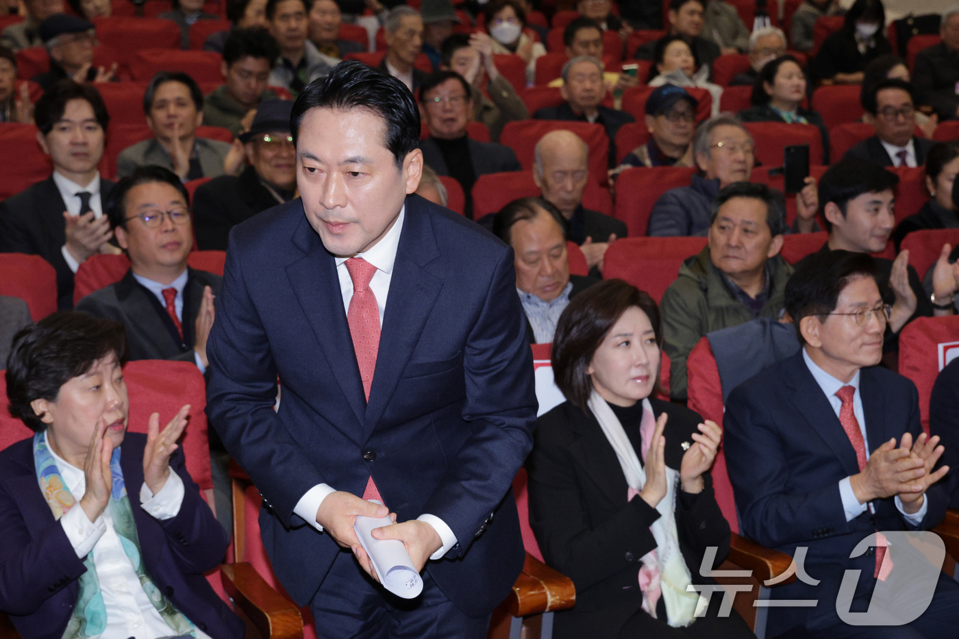 (서울=뉴스1) 신웅수 기자 = 장동혁 국민의힘 대표가 26일 서울 여의도 국회 의원회관에서 열린 '독립외교 40년 : 이승만의 외로운 투쟁' 시사회에서 축사를 하기 위해 단상으로 …