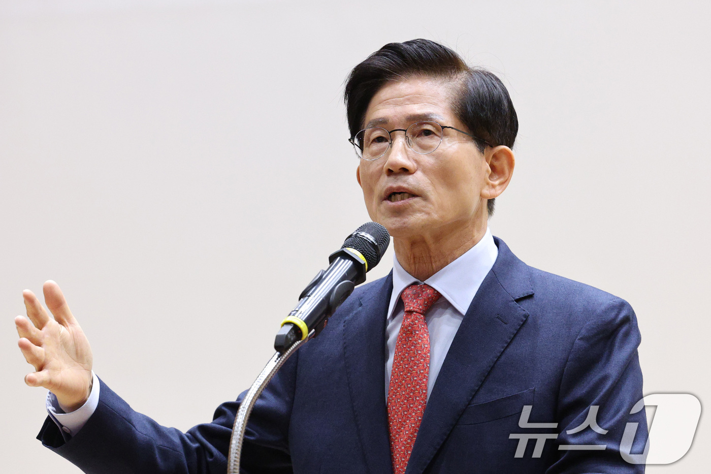 (서울=뉴스1) 신웅수 기자 = 김문수 전 경기도지사가 26일 서울 여의도 국회 의원회관에서 열린 '독립외교 40년 : 이승만의 외로운 투쟁' 시사회에서 축사를 하고 있다. 202 …