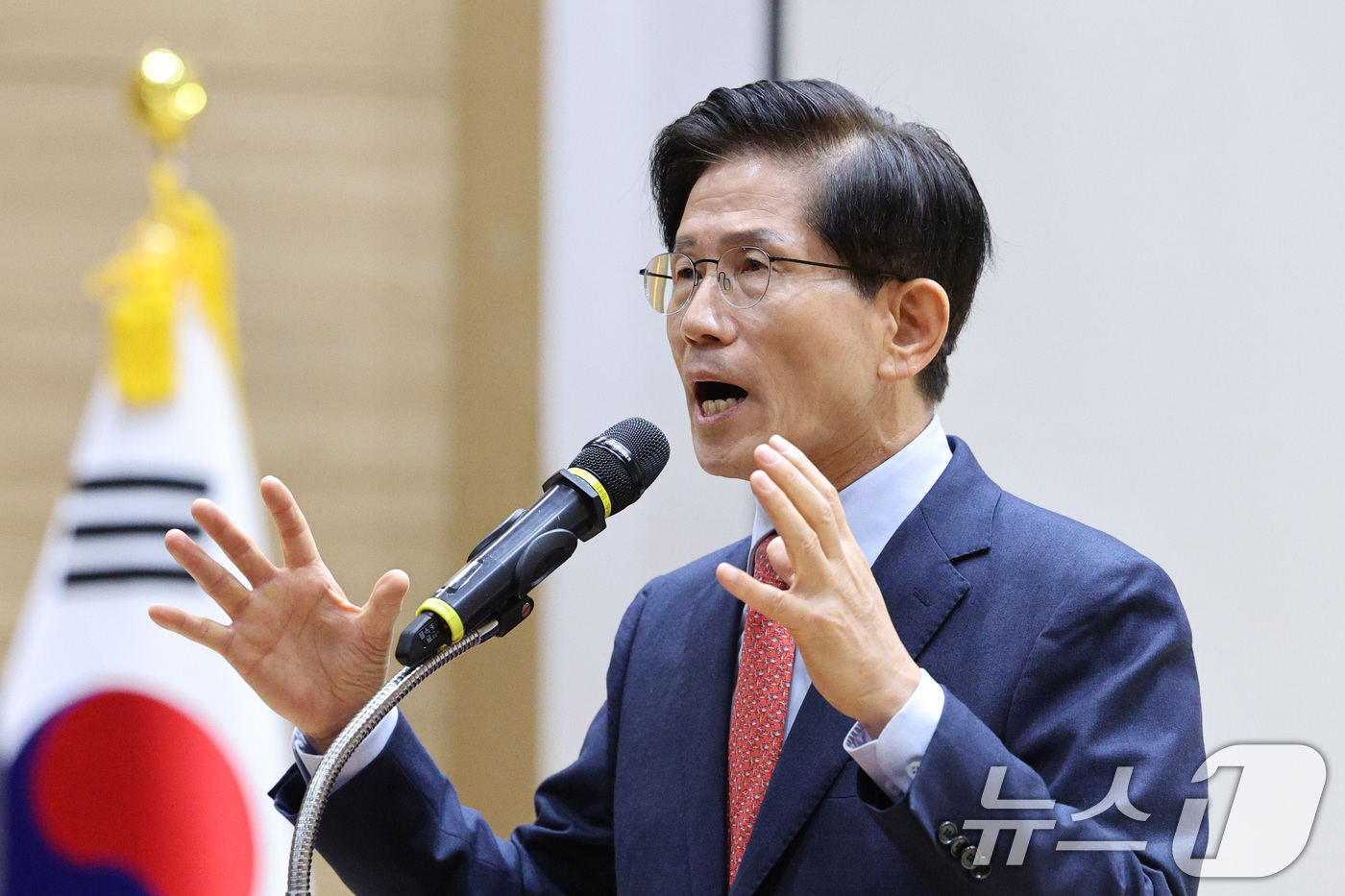 (서울=뉴스1) 신웅수 기자 = 김문수 전 경기도지사가 26일 서울 여의도 국회 의원회관에서 열린 '독립외교 40년 : 이승만의 외로운 투쟁' 시사회에서 축사를 하고 있다. 202 …