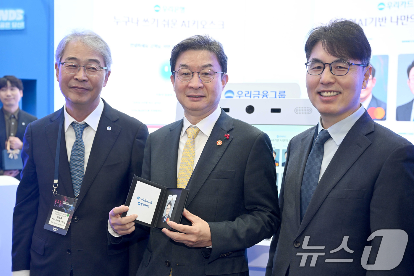 (서울=뉴스1) 오대일 기자 = 이억원 금융위원회 위원장을 비롯한 내빈들이 26일 오전 서울 서초구 aT센터에서 열린 코리아 핀테크 위크 2025에 마련된 우리금융그룹 부스에서 금 …