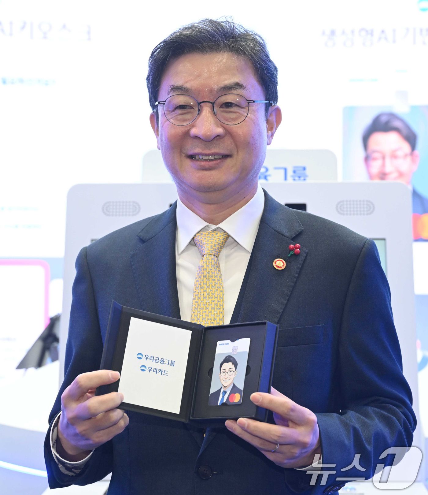 (서울=뉴스1) 오대일 기자 = 이억원 금융위원장이 26일 오전 서울 서초구 aT센터에서 열린 코리아 핀테크 위크 2025에 마련된 우리금융그룹 부스에서 금융사기를 예방하는 AI …