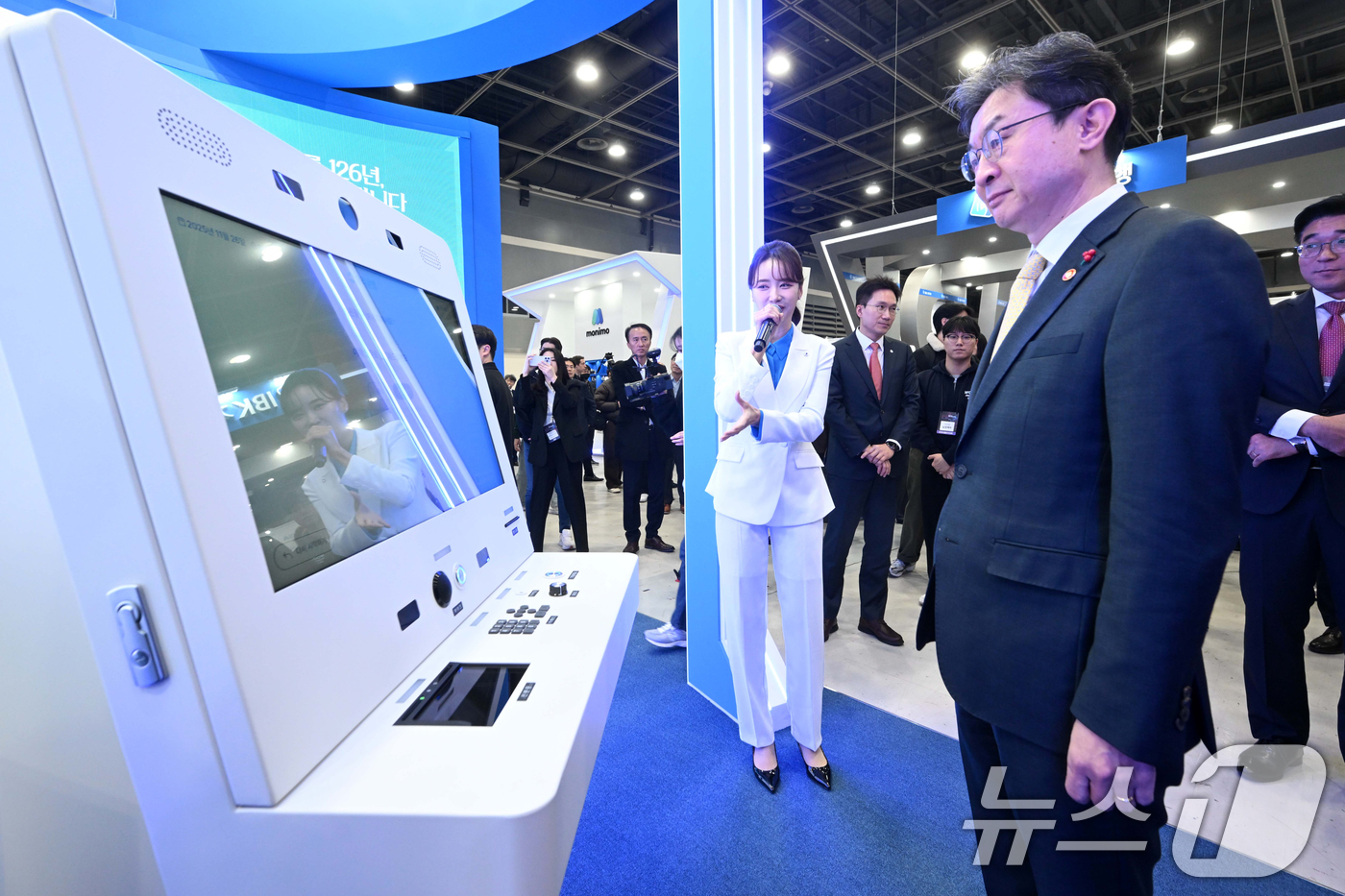 (서울=뉴스1) 오대일 기자 = 이억원 금융위원장이 26일 서울 서초구 aT센터에서 열린 코리아핀테크위크 2025 우리금융그룹 부스에서 금융사기를 예방하는 인공지능(AI) 키오스크 …