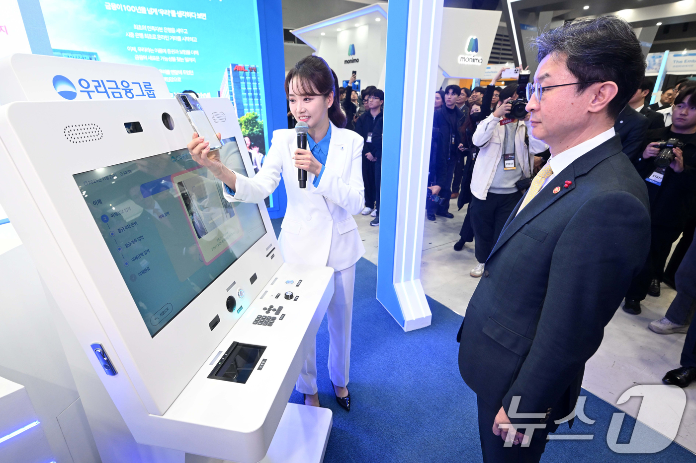 (서울=뉴스1) 오대일 기자 = 이억원 금융위원장이 26일 서울 서초구 aT센터에서 열린 코리아핀테크위크 2025 우리금융그룹 부스에서 금융사기를 예방하는 인공지능(AI) 키오스크 …