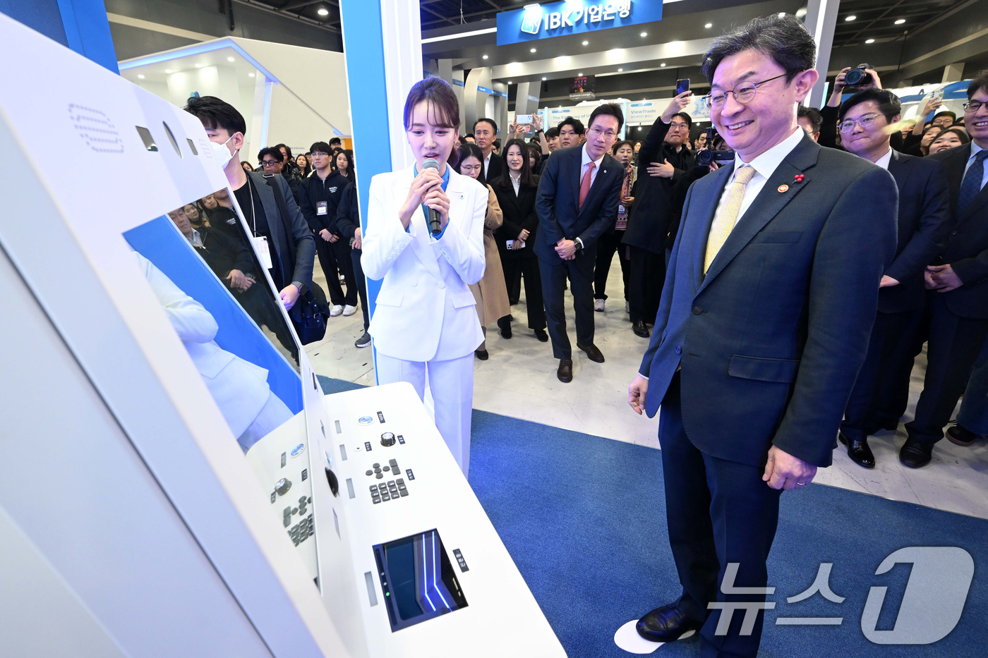 (서울=뉴스1) 오대일 기자 = 이억원 금융위원장이 26일 서울 서초구 aT센터에서 열린 코리아핀테크위크 2025 우리금융그룹 부스에서 금융사기를 예방하는 인공지능(AI) 키오스크 …