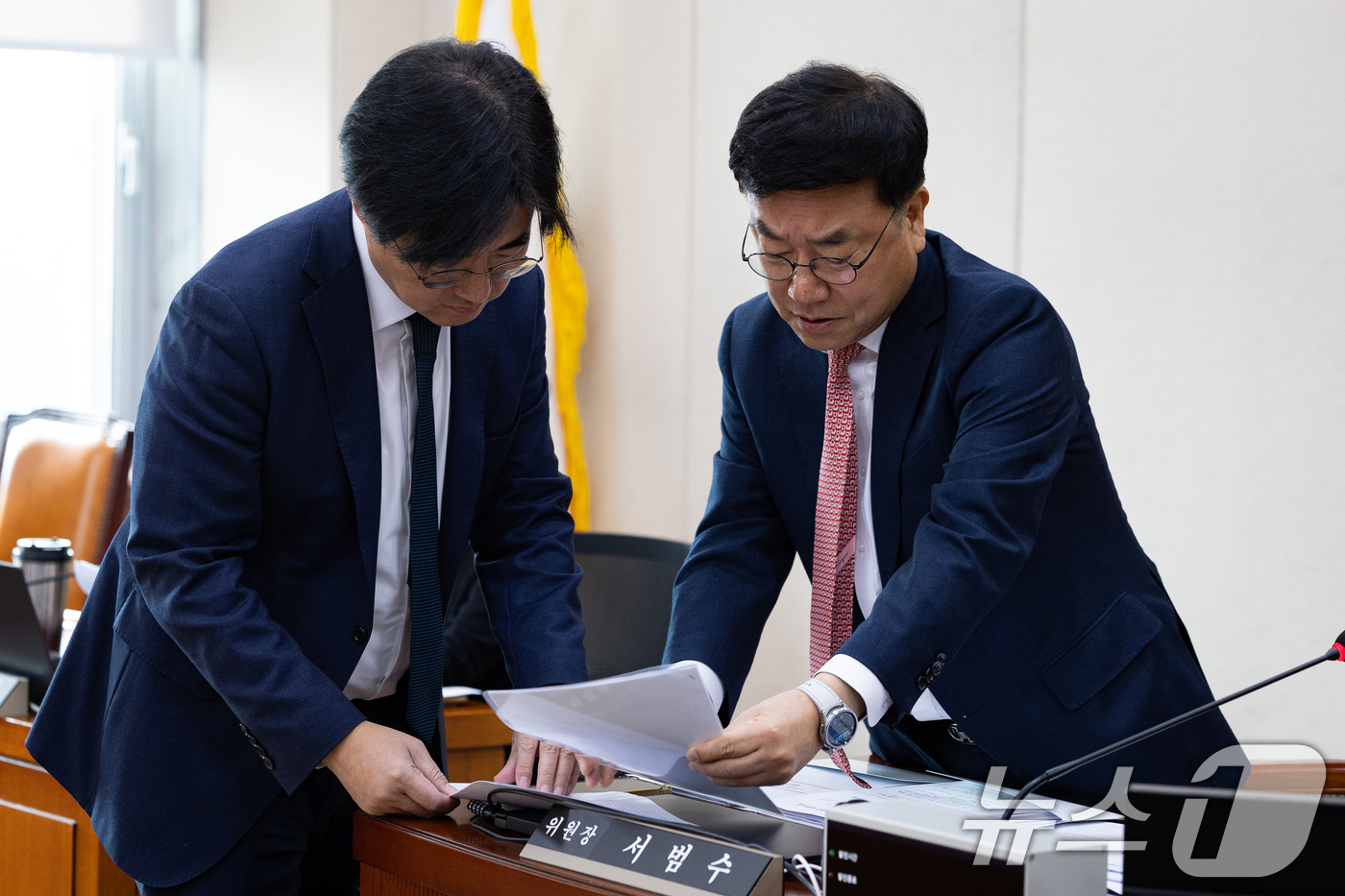 (서울=뉴스1) 유승관 기자 = 서범수 국회 행정안전위원회 법안심사제2소위원장(오른쪽)과 김성회 더불어민주당 의원이 26일 서울 여의도 국회에서 열린 제429회 국회(정기회) 행정 …