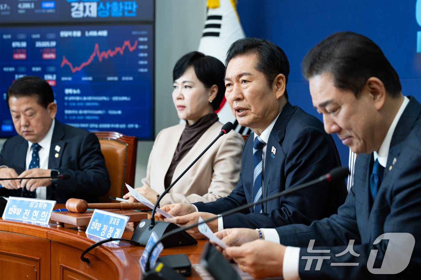 (서울=뉴스1) 유승관 기자 = 정청래 더불어민주당 대표가 26일 서울 여의도 국회에서 열린 최고위원회의에서 모두 발언을 하고 있다. 2025.11.26/뉴스1