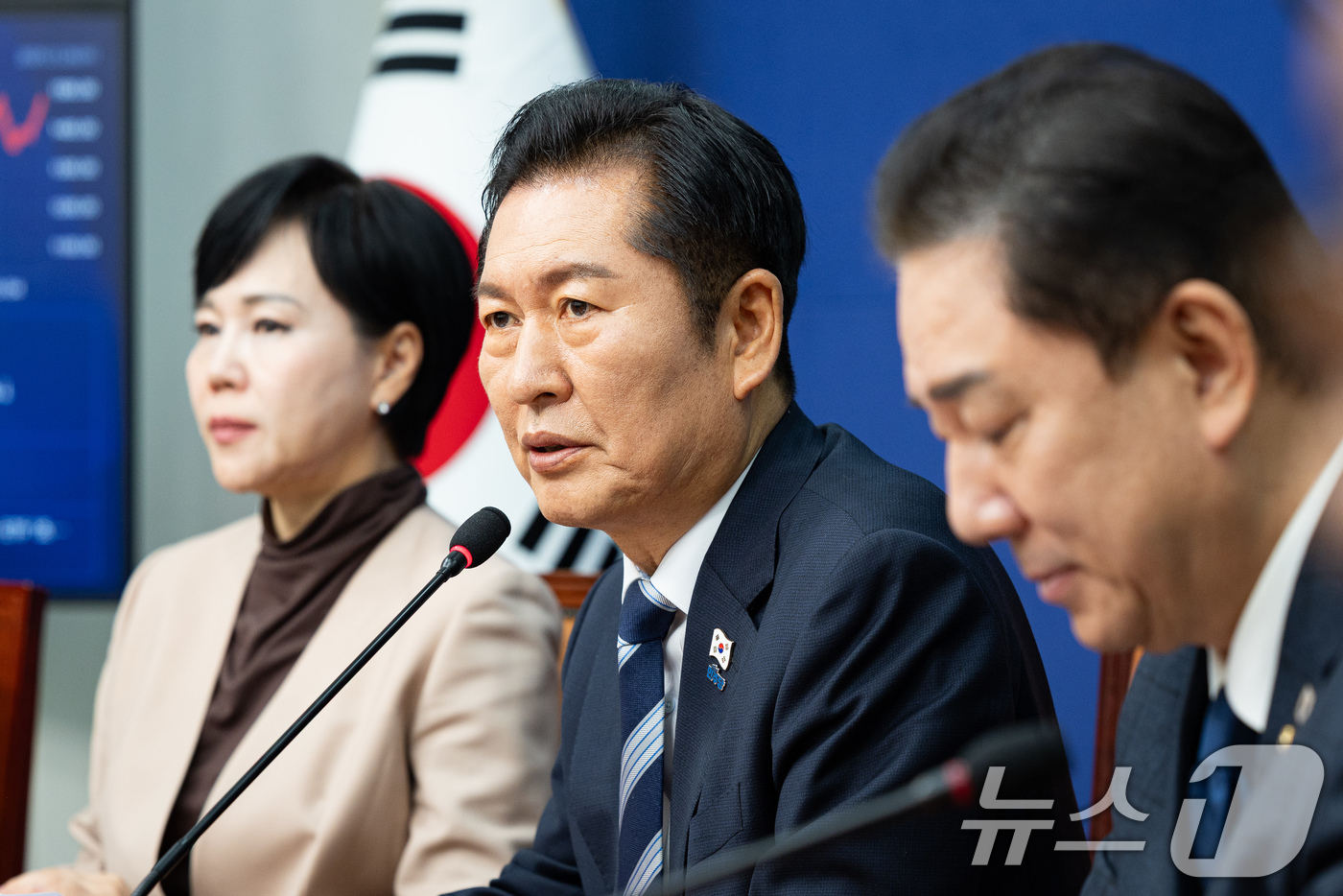 (서울=뉴스1) 유승관 기자 = 정청래 더불어민주당 대표가 26일 서울 여의도 국회에서 열린 최고위원회의에서 모두 발언을 하고 있다. 2025.11.26/뉴스1