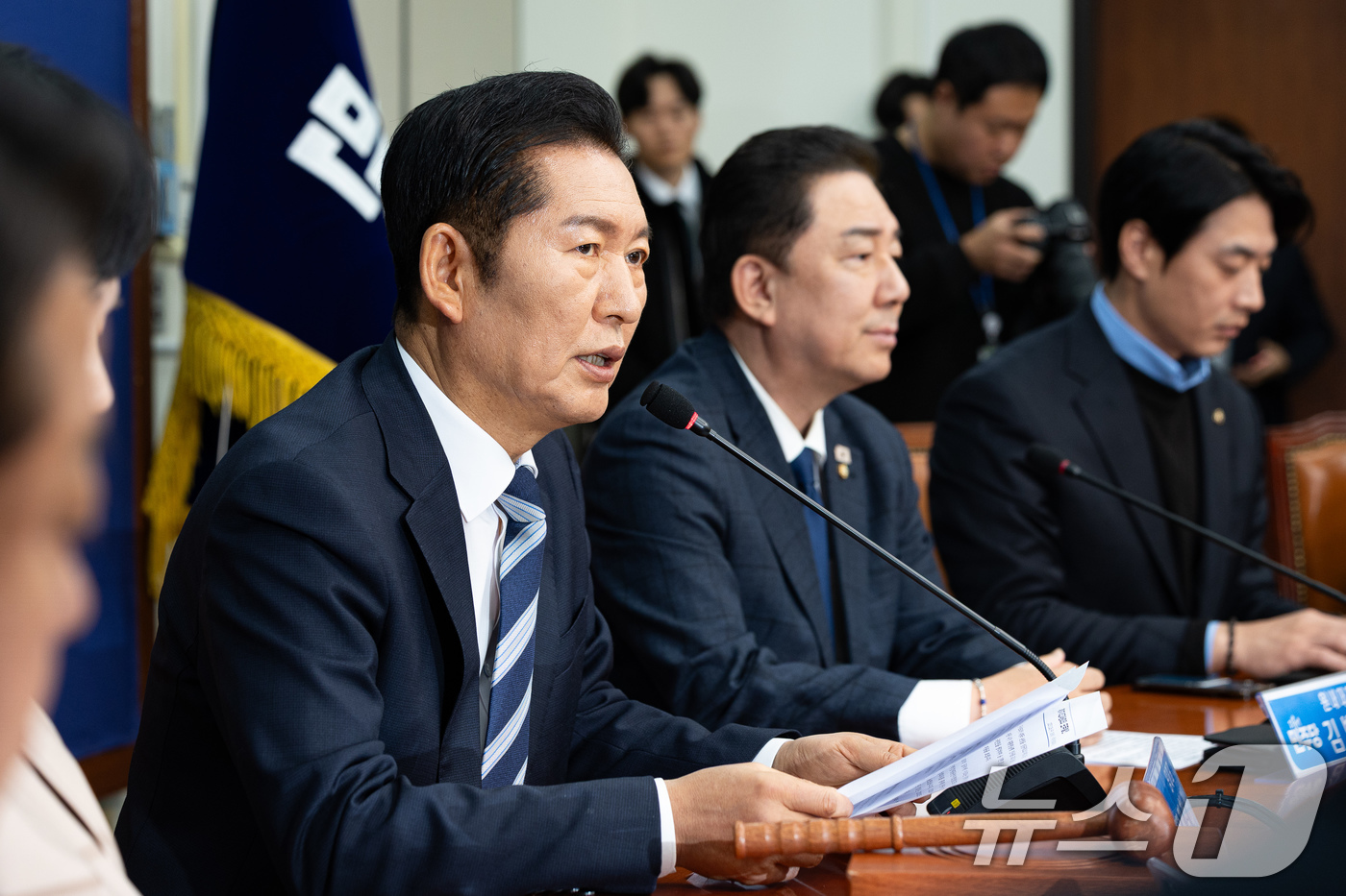 (서울=뉴스1) 유승관 기자 = 정청래 더불어민주당 대표가 26일 서울 여의도 국회에서 열린 최고위원회의에서 모두 발언을 하고 있다. 2025.11.26/뉴스1