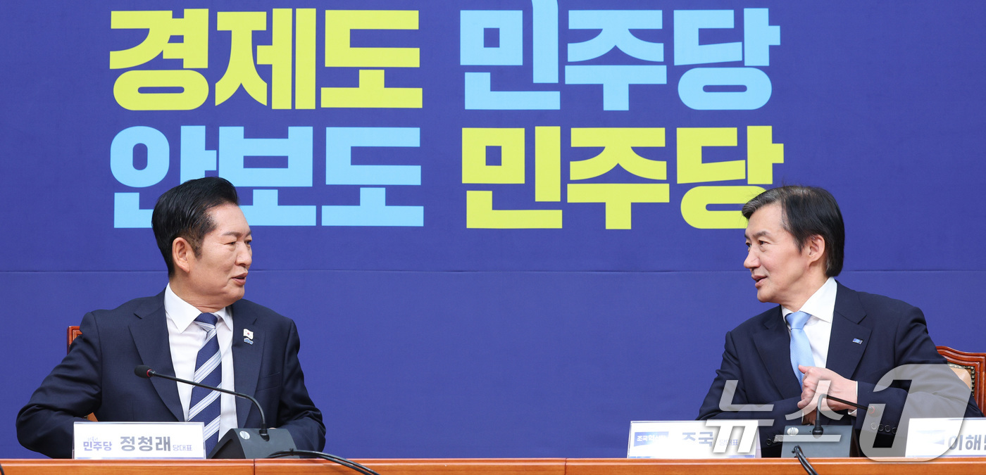 (서울=뉴스1) 신웅수 기자 = 정청래 더불어민주당 대표가 26일 서울 여의도 국회에서 조국 조국혁신당 대표를 접견하고 있다. 2025.11.26/뉴스1