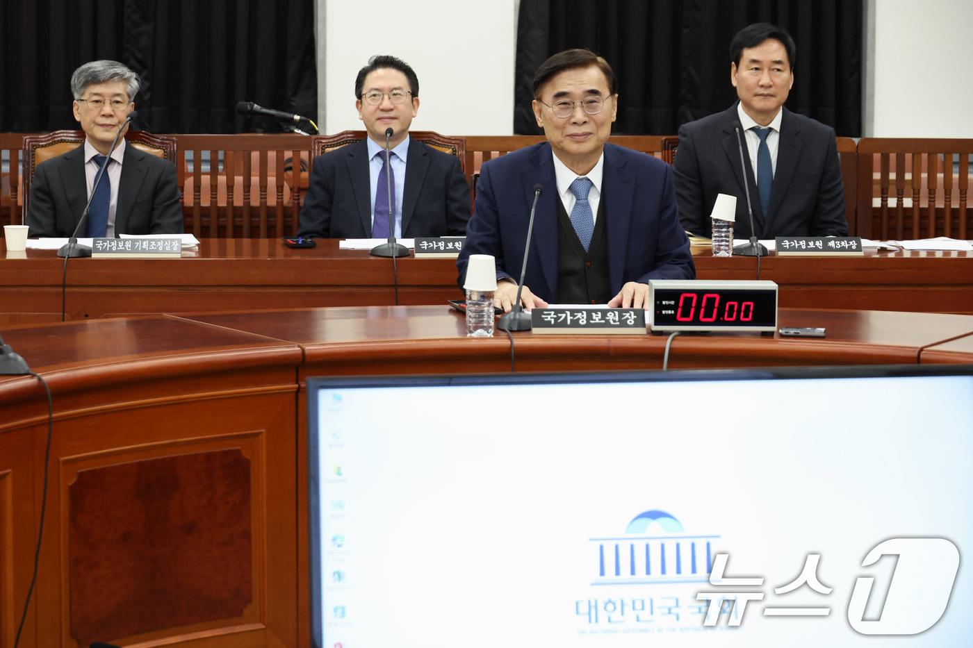 (서울=뉴스1) 국회사진기자단 = 이종석 국가정보원장이 26일 서울 여의도 국회에서 열린 정보위원회 전체회의에 출석하고 있다. 2025.11.26/뉴스1