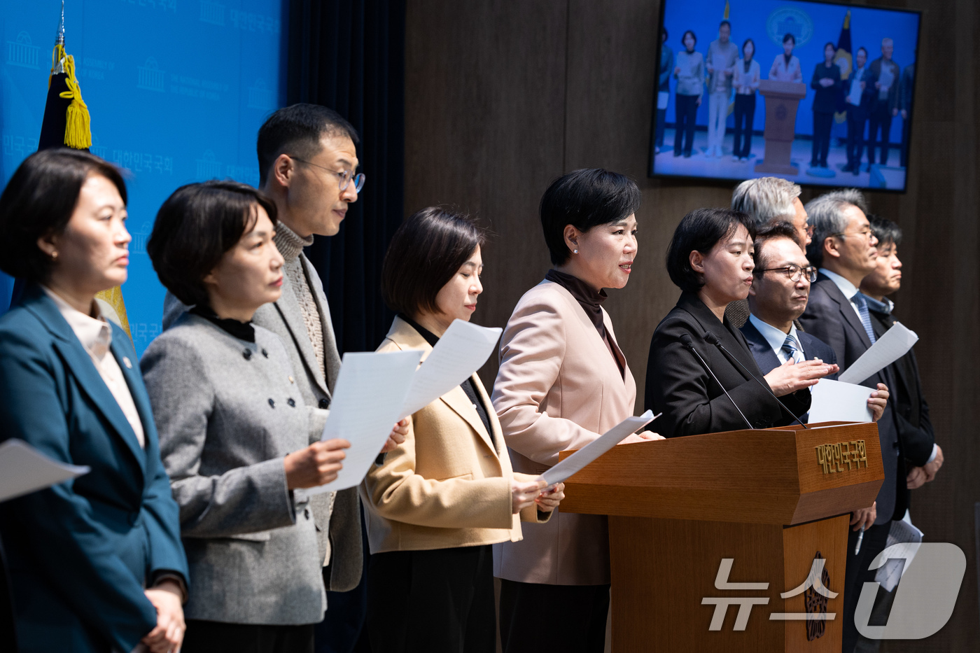 (서울=뉴스1) 유승관 기자 = 전현희 더불어민주당 3대특검종합대응특별위원회 총괄위원장을 비롯한 특위 위원들이 26일 서울 여의도 국회 소통관에서 오세훈 서울시장 명태균 여론조사 …