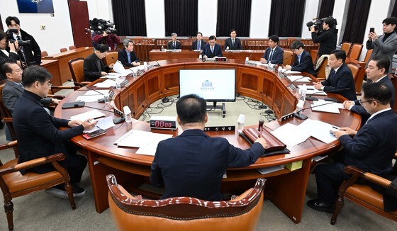 정보위 법안소위, '국정원 계급정년 연장법' 통과