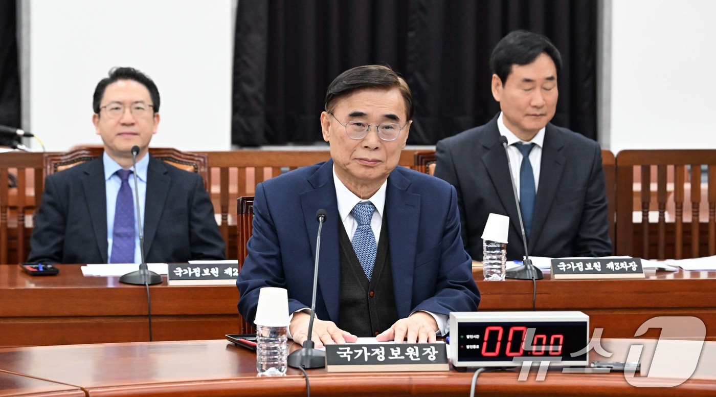 (서울=뉴스1) 국회사진기자단 = 이종석 국가정보원장이 26일 서울 여의도 국회에서 열린 정보위원회 전체회의에 출석하고 있다. 2025.11.26/뉴스1