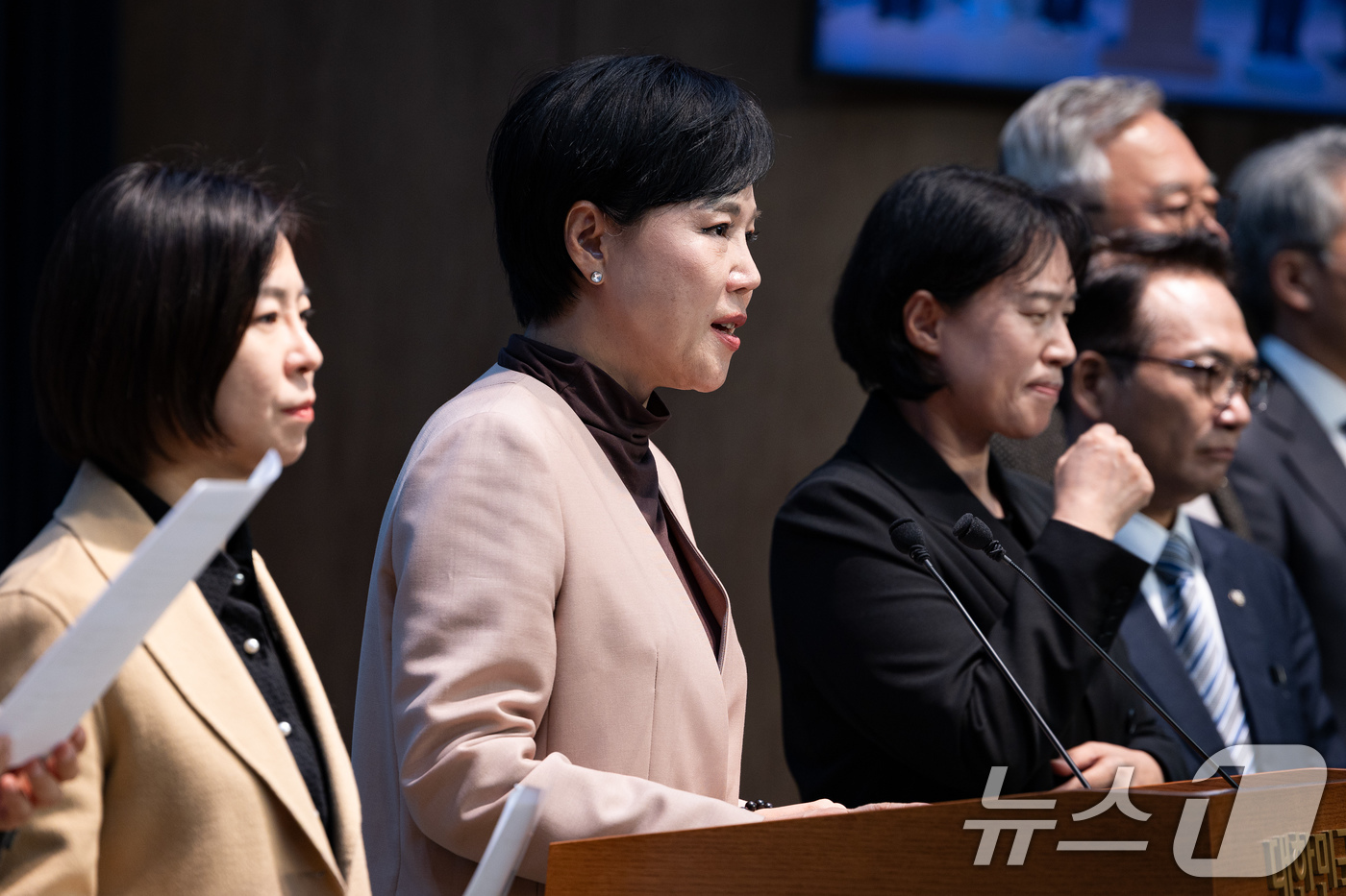 (서울=뉴스1) 유승관 기자 = 전현희 더불어민주당 3대특검종합대응특별위원회 총괄위원장을 비롯한 특위 위원들이 26일 서울 여의도 국회 소통관에서 오세훈 서울시장 명태균 여론조사 …