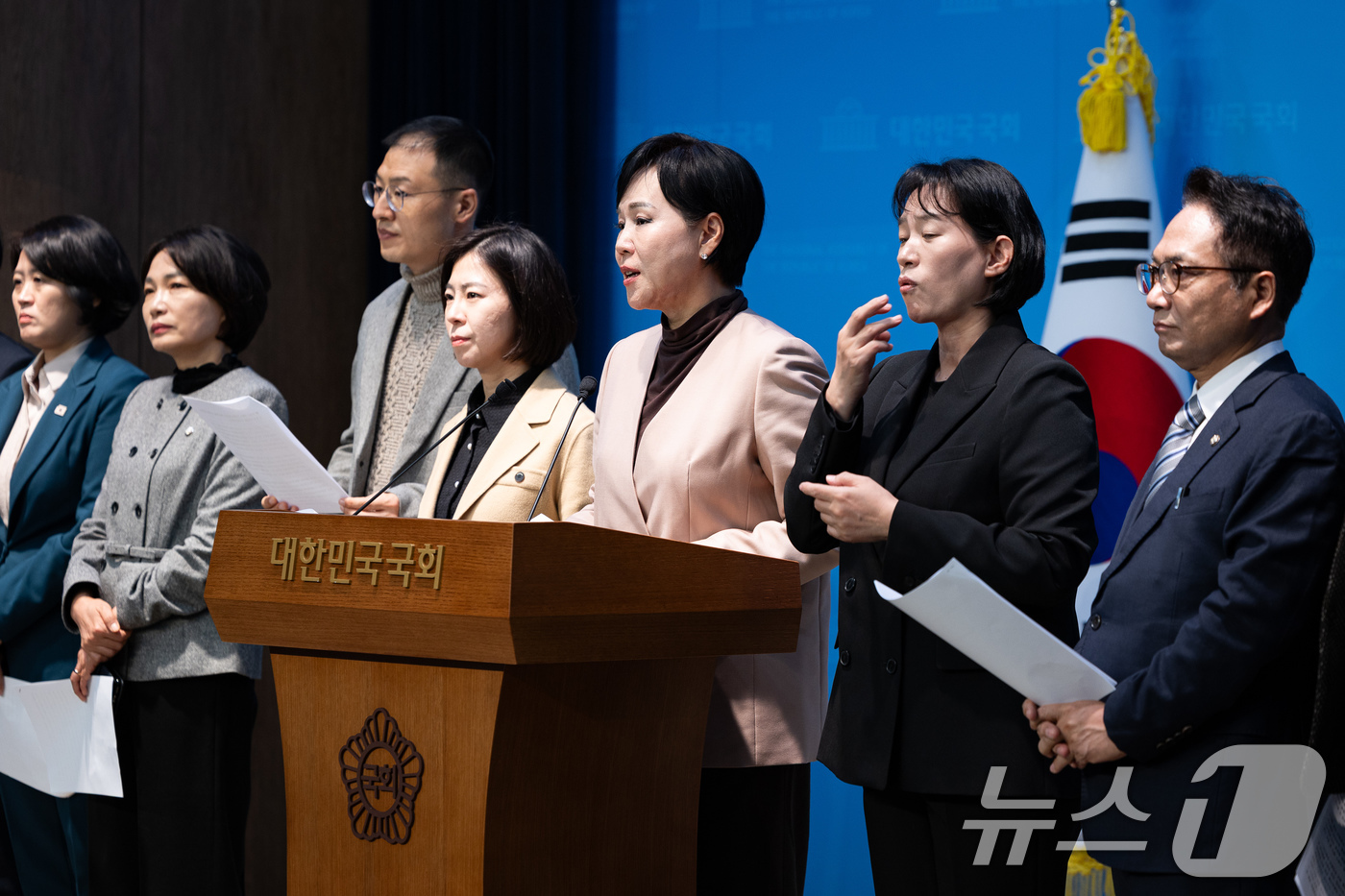 (서울=뉴스1) 유승관 기자 = 전현희 더불어민주당 3대특검종합대응특별위원회 총괄위원장을 비롯한 특위 위원들이 26일 서울 여의도 국회 소통관에서 오세훈 서울시장 명태균 여론조사 …