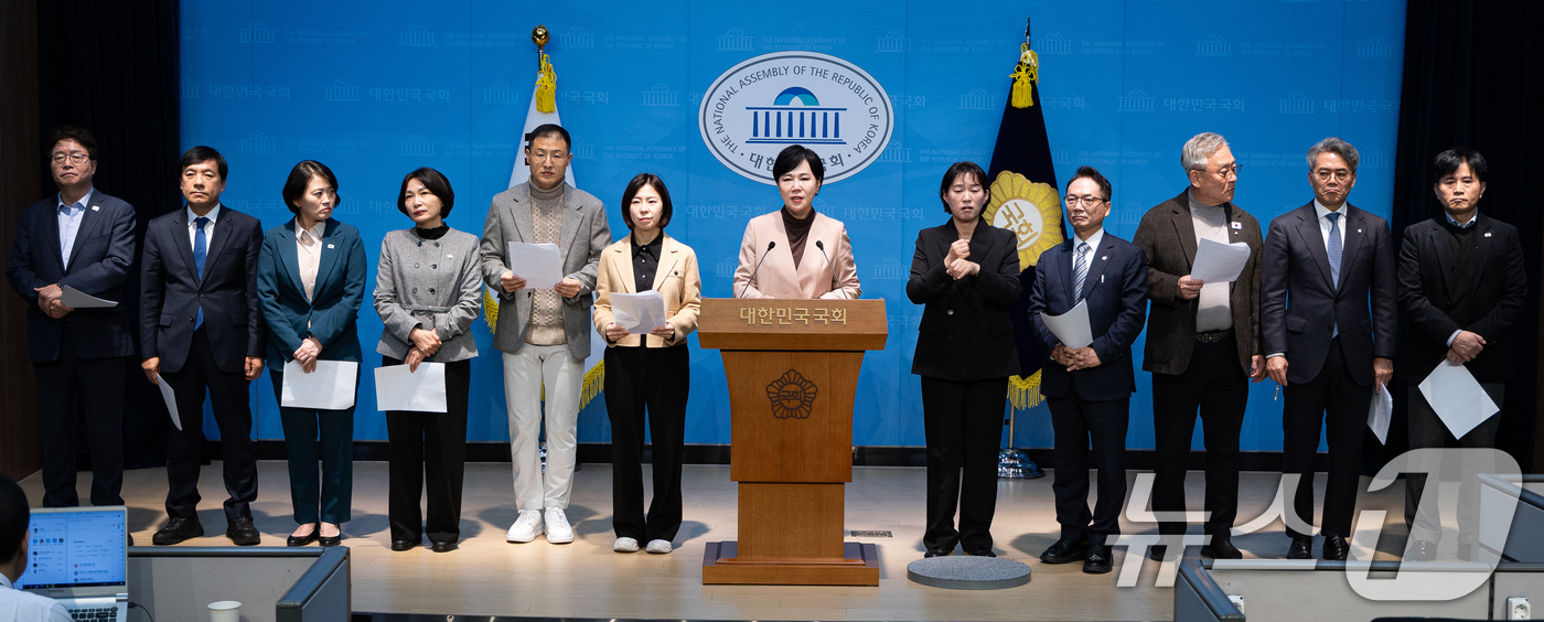 (서울=뉴스1) 유승관 기자 = 전현희 더불어민주당 3대특검종합대응특별위원회 총괄위원장을 비롯한 특위 위원들이 26일 서울 여의도 국회 소통관에서 오세훈 서울시장 명태균 여론조사 …