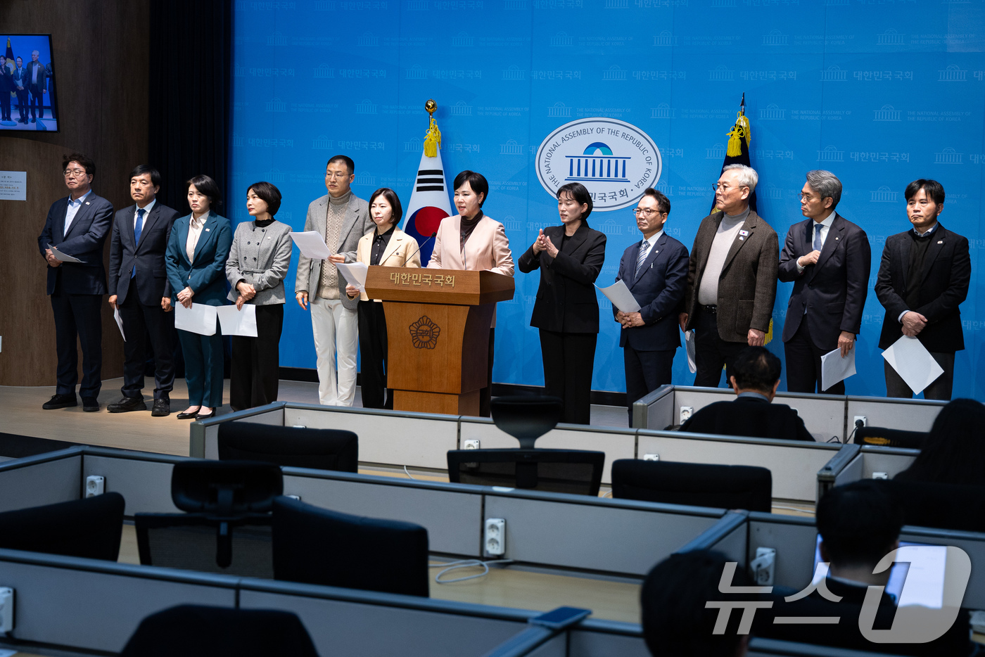 (서울=뉴스1) 유승관 기자 = 전현희 더불어민주당 3대특검종합대응특별위원회 총괄위원장을 비롯한 특위 위원들이 26일 서울 여의도 국회 소통관에서 오세훈 서울시장 명태균 여론조사 …