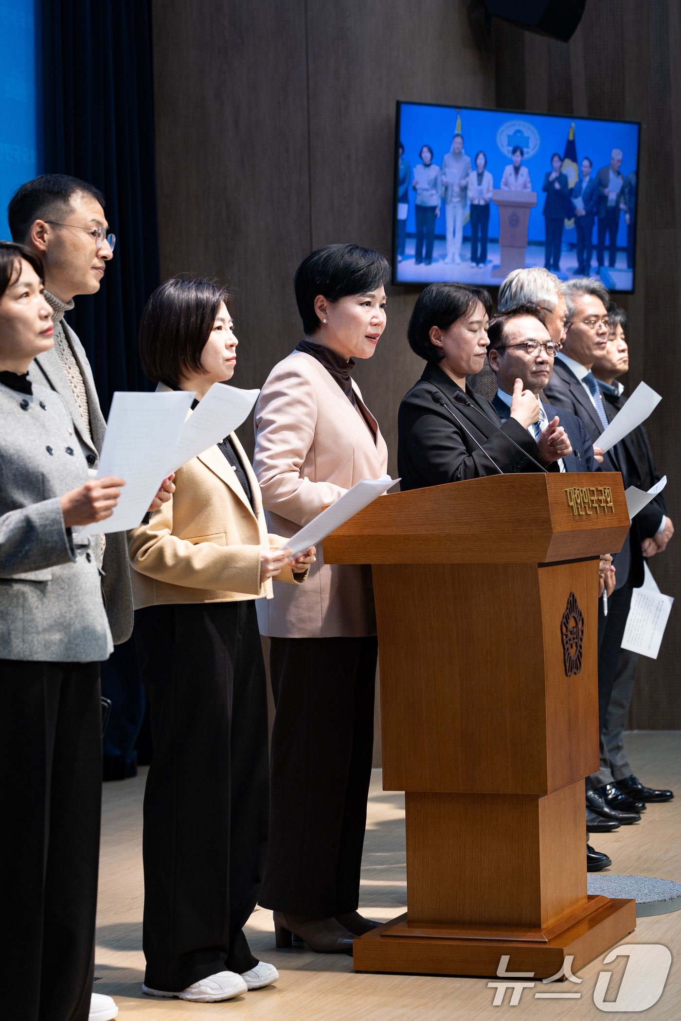 (서울=뉴스1) 유승관 기자 = 전현희 더불어민주당 3대특검종합대응특별위원회 총괄위원장을 비롯한 특위 위원들이 26일 서울 여의도 국회 소통관에서 오세훈 서울시장 명태균 여론조사 …