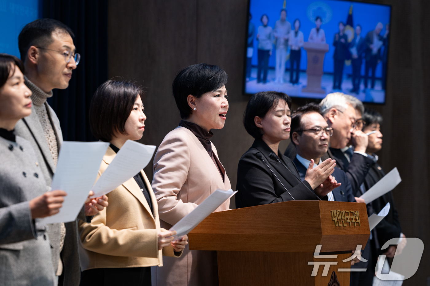 (서울=뉴스1) 유승관 기자 = 전현희 더불어민주당 3대특검종합대응특별위원회 총괄위원장을 비롯한 특위 위원들이 26일 서울 여의도 국회 소통관에서 오세훈 서울시장 명태균 여론조사 …