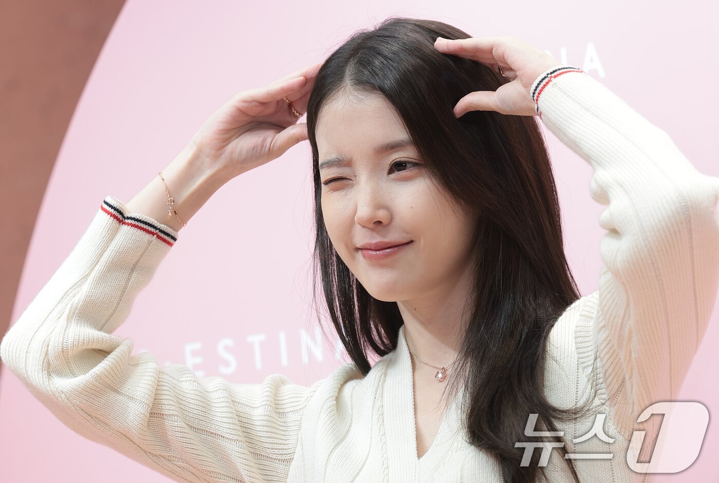 아이유, 사랑스러운 윙크 플러팅