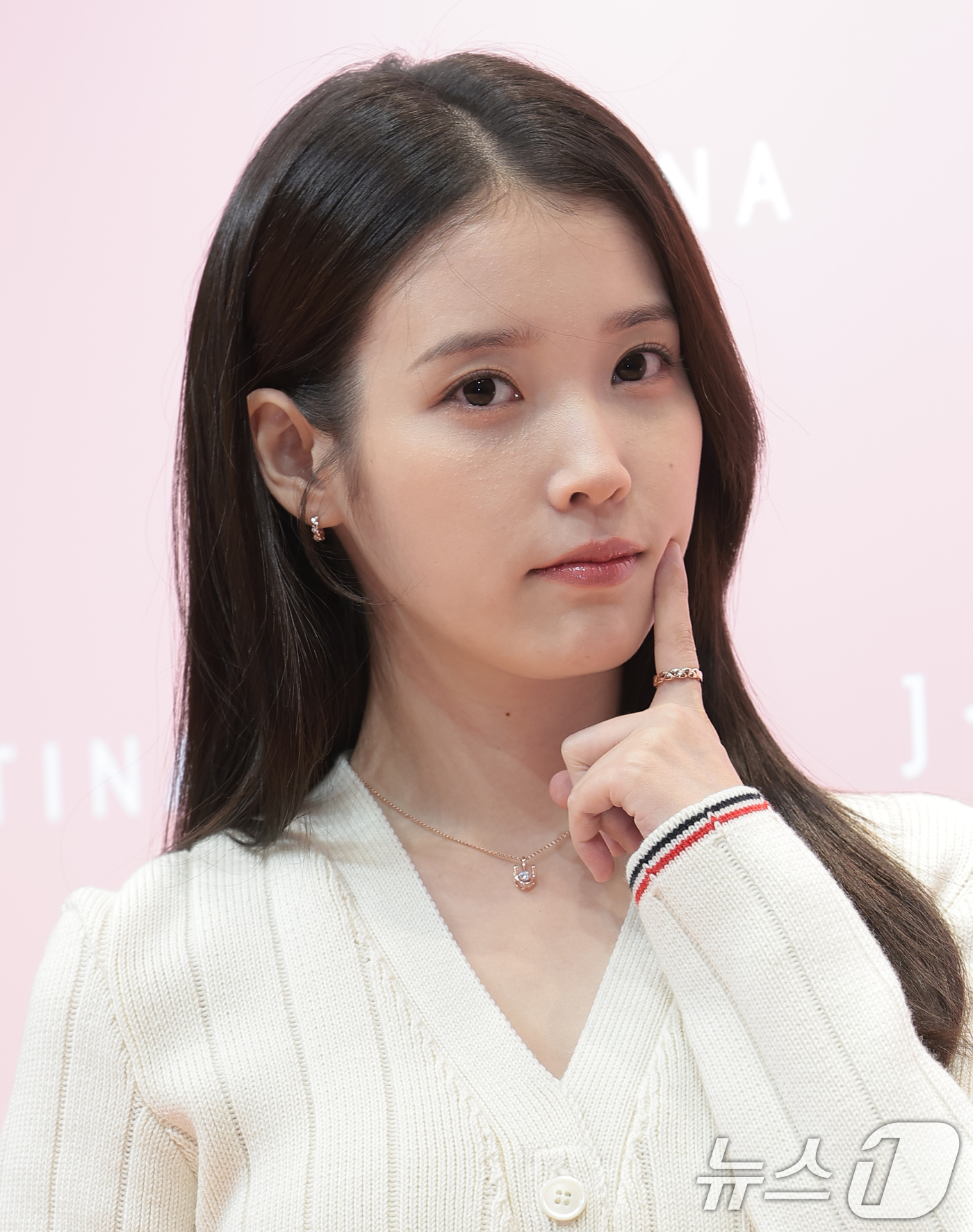 (서울=뉴스1) 권현진 기자 = 가수 겸 배우 아이유가 26일 서울 송파구 잠실 롯데백화점에서 열린 주얼리 브랜드 제이에스티나(J.ESTINA) 팝업스토어 오픈 기념 행사에 참석해 …