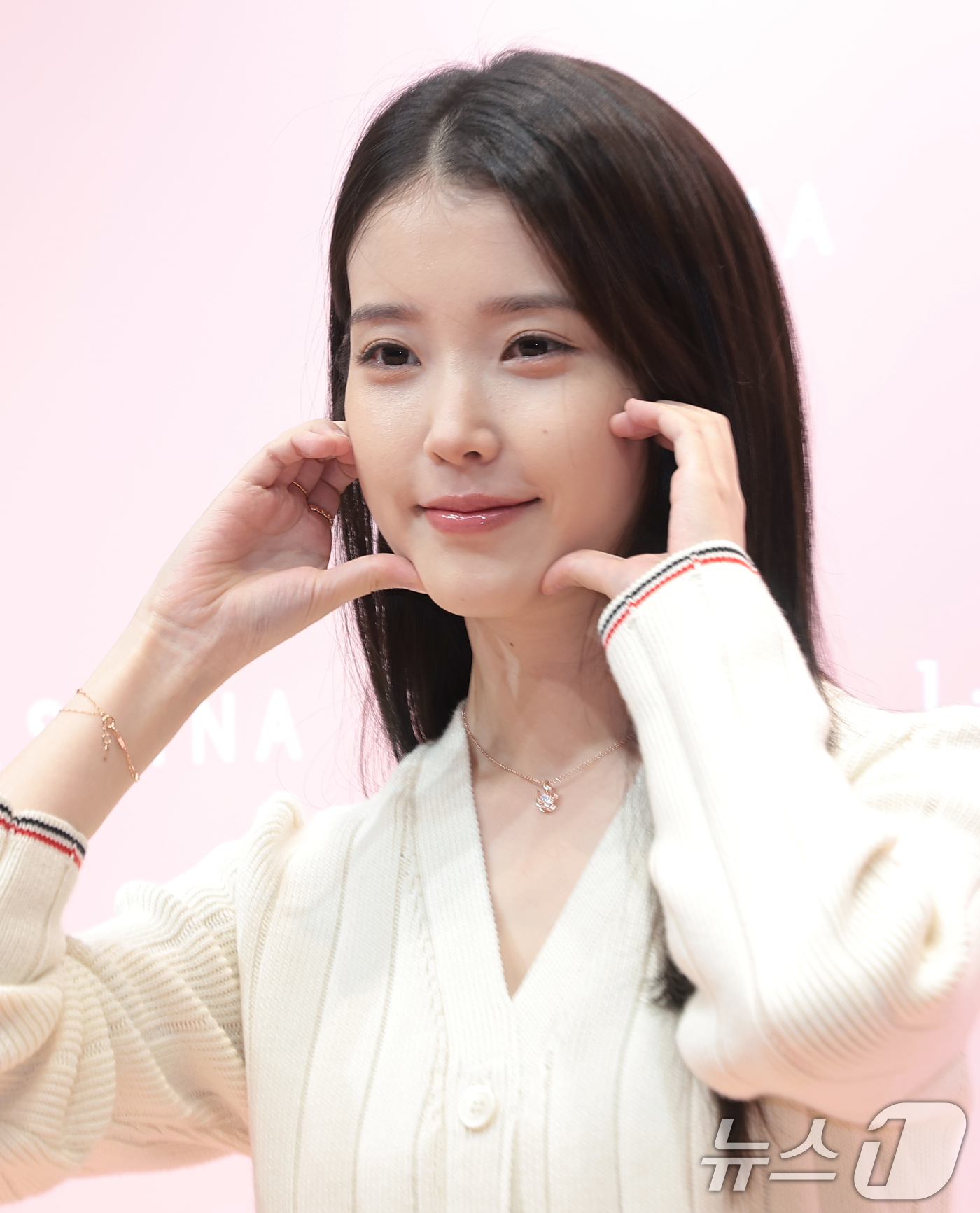 (서울=뉴스1) 권현진 기자 = 가수 겸 배우 아이유가 26일 서울 송파구 잠실 롯데백화점에서 열린 주얼리 브랜드 제이에스티나(J.ESTINA) 팝업스토어 오픈 기념 행사에 참석해 …