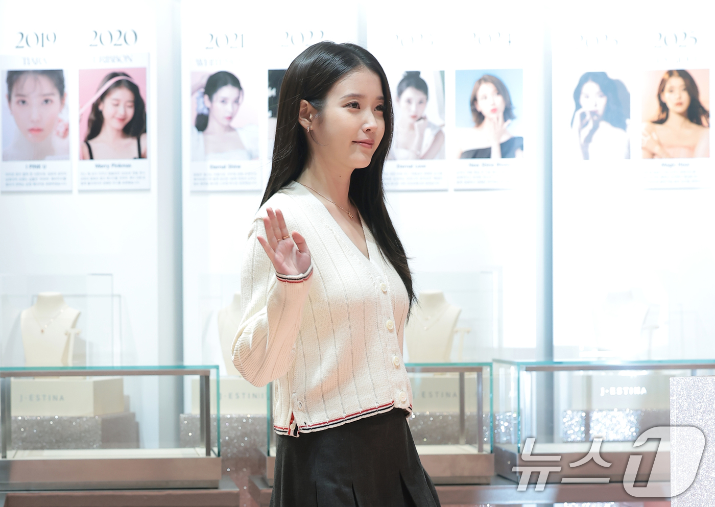 (서울=뉴스1) 권현진 기자 = 가수 겸 배우 아이유가 26일 서울 송파구 잠실 롯데백화점에서 열린 주얼리 브랜드 제이에스티나(J.ESTINA) 팝업스토어 오픈 기념 행사에 참석하 …