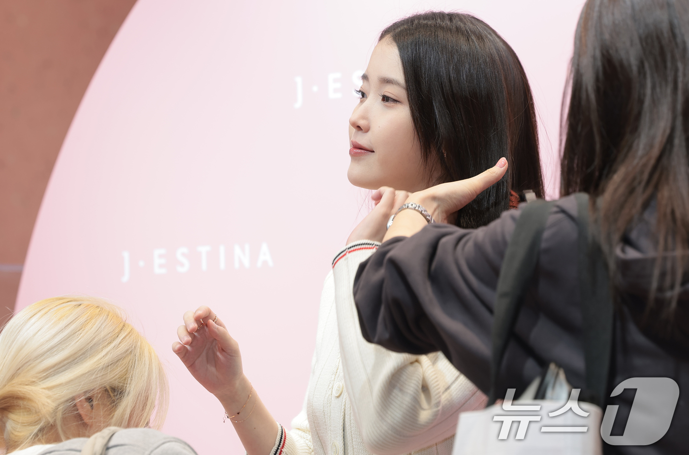 (서울=뉴스1) 권현진 기자 = 가수 겸 배우 아이유가 26일 서울 송파구 잠실 롯데백화점에서 열린 주얼리 브랜드 제이에스티나(J.ESTINA) 팝업스토어 오픈 기념 행사에서 매무 …