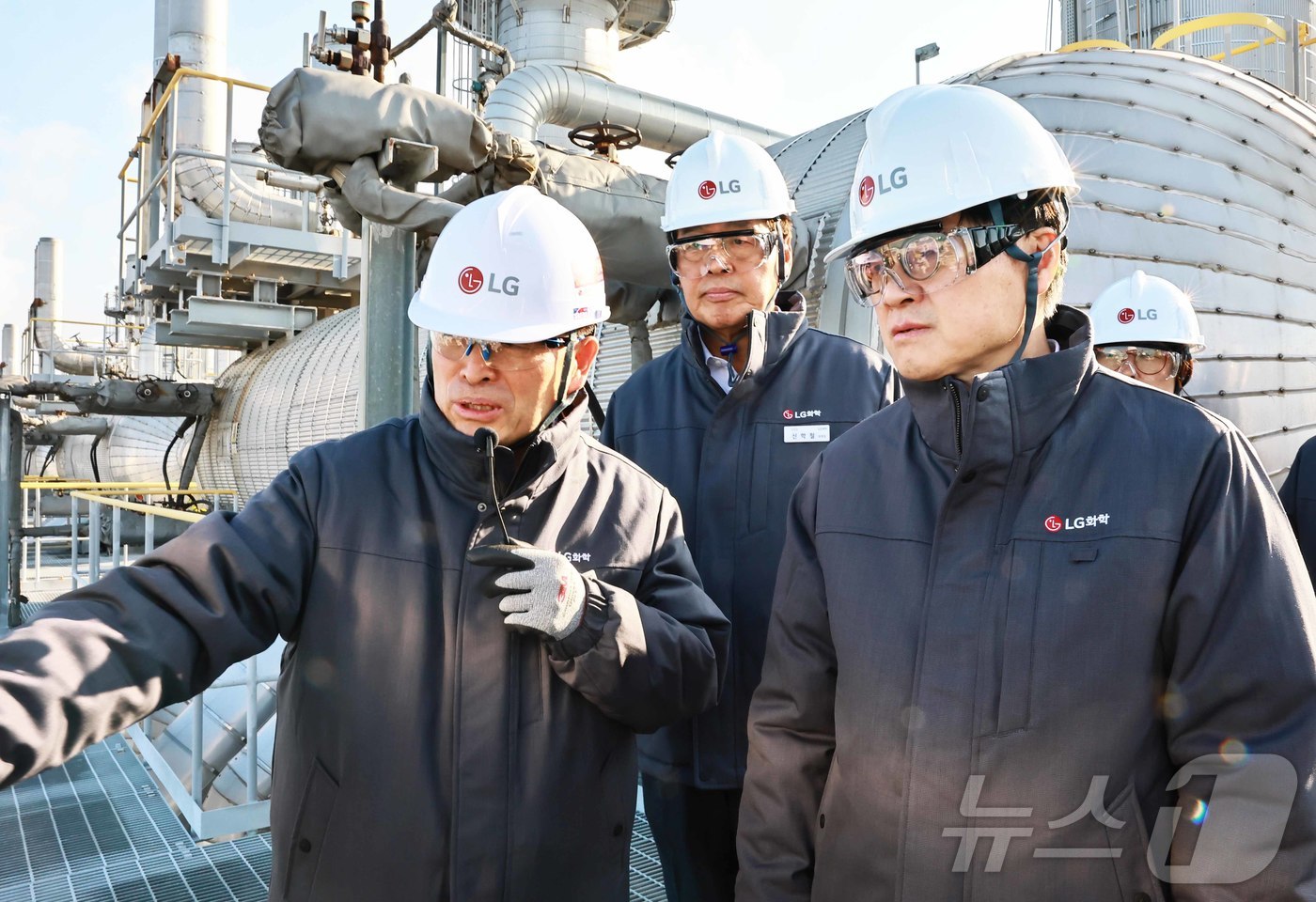 (서울=뉴스1) = 김정관 산업통상부 장관이 26일 오전 전남 여수시 여수산업단지에 소재한 LG화학 산업현장을 방문해 신학철 LG화학 부회장과 함께 현장 관계자의 이야기를 듣고 있 …