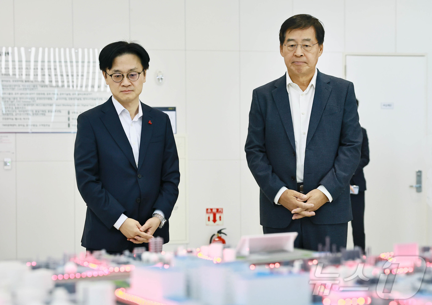 (서울=뉴스1) = 김정관 산업통상부 장관이 26일 오전 전남 여수시 여수산업단지에 소재한 LG화학 산업현장을 방문해 현장 점검 후 신학철 LG화학 부회장과 함께 현장을 둘러보고 …