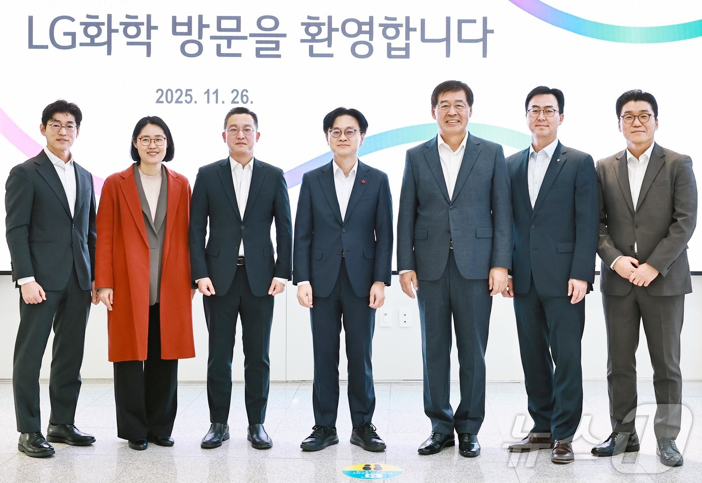 (서울=뉴스1) = 김정관 산업통상부 장관이 26일 오전 전남 여수시 여수산업단지에 소재한 LG화학 산업현장을 방문해 현장 점검 후 신학철 LG화학 부회장(왼쪽 다섯 번째  및 관 …