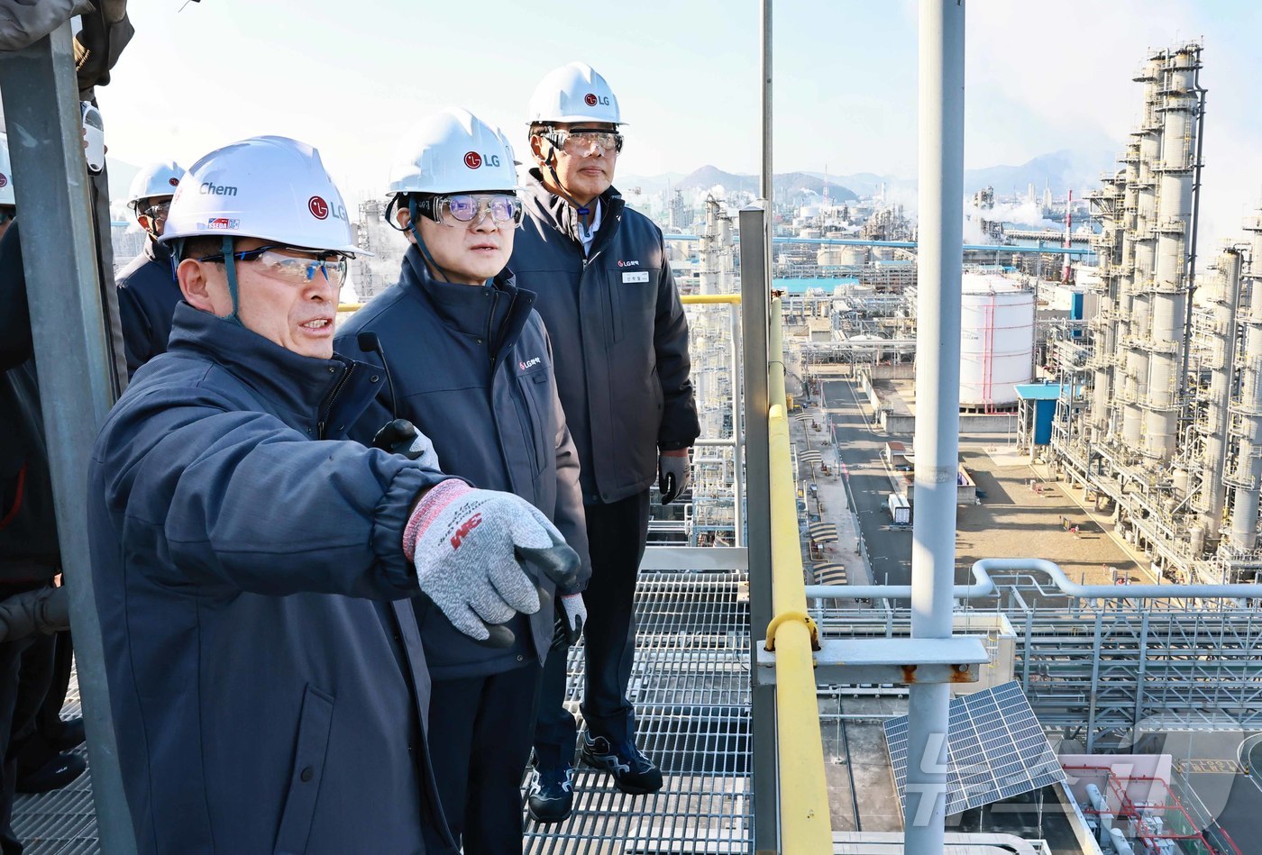 (서울=뉴스1) = 김정관 산업통상부 장관이 26일 오전 전남 여수시 여수산업단지에 소재한 LG화학 산업현장을 방문해 신학철 LG화학 부회장과 함께 현장을 점검하고 있다. (산업통 …