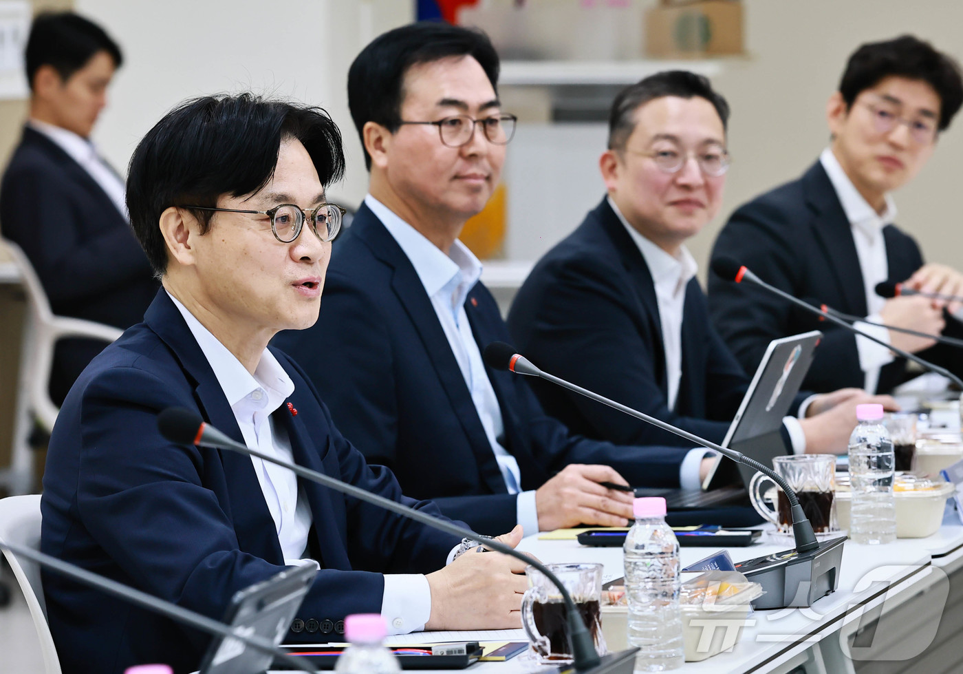 (서울=뉴스1) = 김정관 산업통상부 장관이 26일 오전 전남 여수시 한국산업단지공단 전남본부 대회의실에서 석유화학기업 관계자들이 참석한 가운데 열린 ‘여수지역 석유화학기업 간담회 …