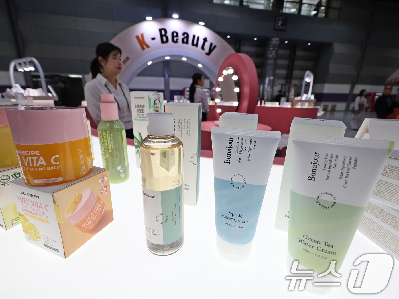 (서울=뉴스1) 황기선 기자 = 26일 서울 강남구 코엑스에서 열린 '제18회 KITA 해외마케팅 종합대전'에 화장품이 진열돼 있다.  2025.11.26/뉴스1