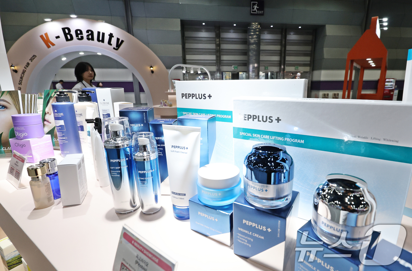 (서울=뉴스1) 황기선 기자 = 26일 서울 강남구 코엑스에서 열린 '제18회 KITA 해외마케팅 종합대전'에 화장품이 진열돼 있다.  2025.11.26/뉴스1