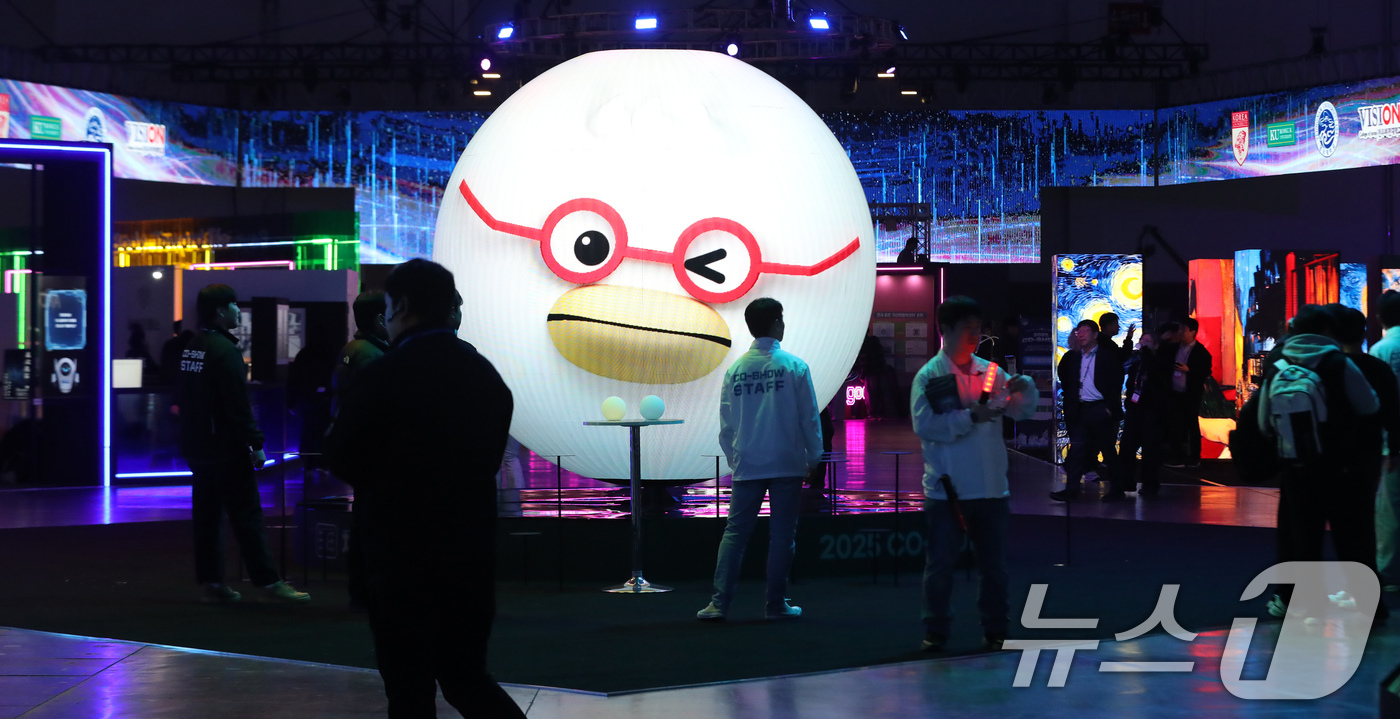 (부산=뉴스1) 윤일지 기자 = 26일 부산 해운대구 벡스코 제1전시장에서 '제2회 코-쇼(CO-SHOW)'가 열리고 있다.부산시와 교육부, 한국연구재단이 함께하는 이번 행사는 이 …