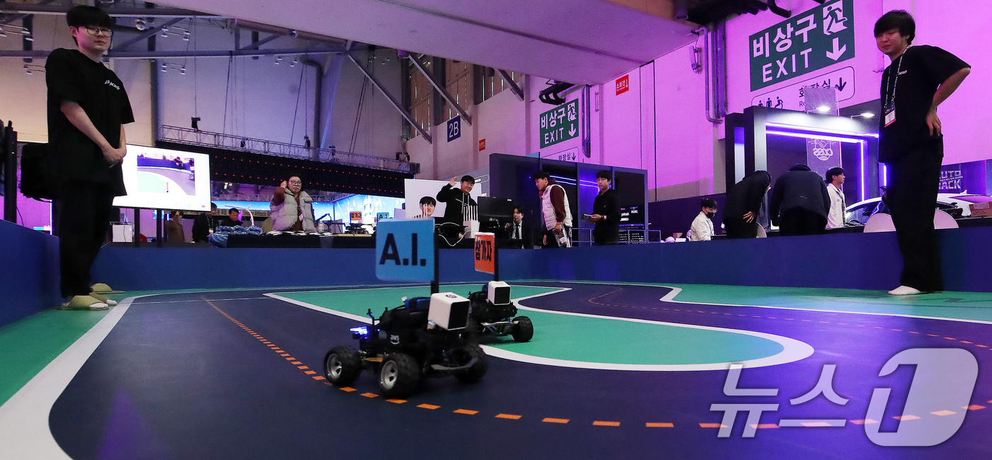 (부산=뉴스1) 윤일지 기자 = 26일 부산 해운대구 벡스코 제1전시장에서 열린 '제2회 코-쇼(CO-SHOW)'에서 관람객들이 인공지능(AI)과 인간이 운전 대결을 펼치는 자율주 …