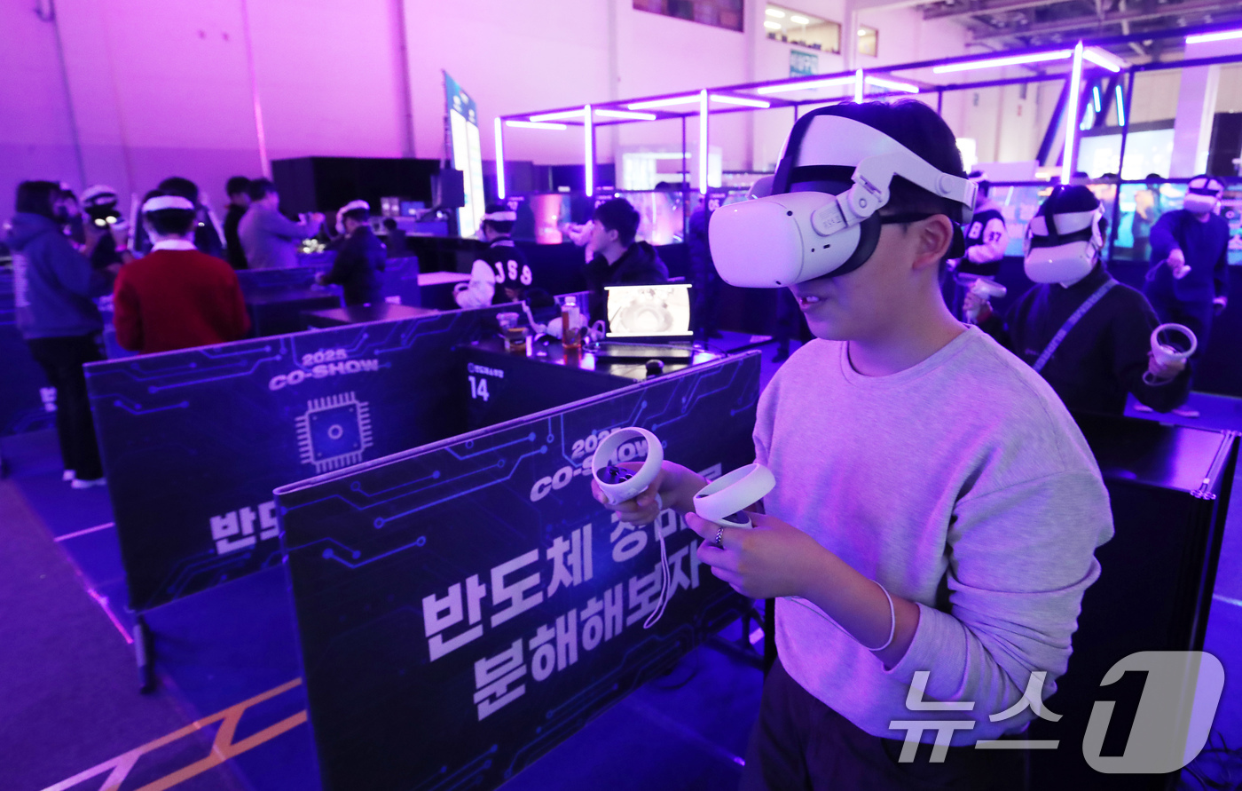(부산=뉴스1) 윤일지 기자 = 26일 부산 해운대구 벡스코 제1전시장에서 열린 '제2회 코-쇼(CO-SHOW)'에서 관람객들이 반도체 장비를 분해하는 체험을 하고 있다.부산시와 …