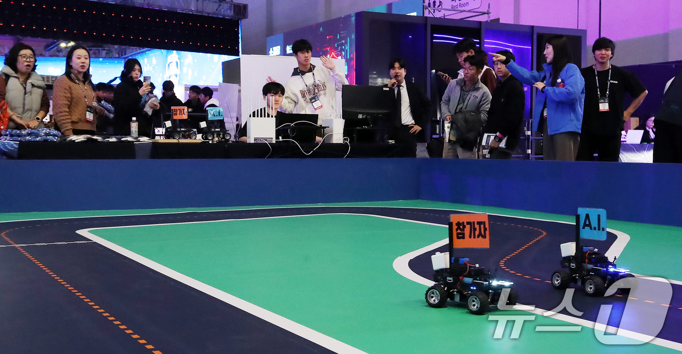 (부산=뉴스1) 윤일지 기자 = 26일 부산 해운대구 벡스코 제1전시장에서 열린 '제2회 코-쇼(CO-SHOW)'에서 관람객들이 인공지능(AI)과 인간이 운전 대결을 펼치는 자율주 …