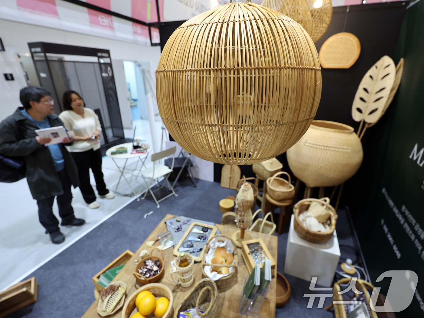 (서울=뉴스1) 황기선 기자 = 26일 서울 강남구 코엑스에서 열린 '소싱인마켓'에서 관람객들이 전시품을 둘러보고 있다.  2025.11.26/뉴스1