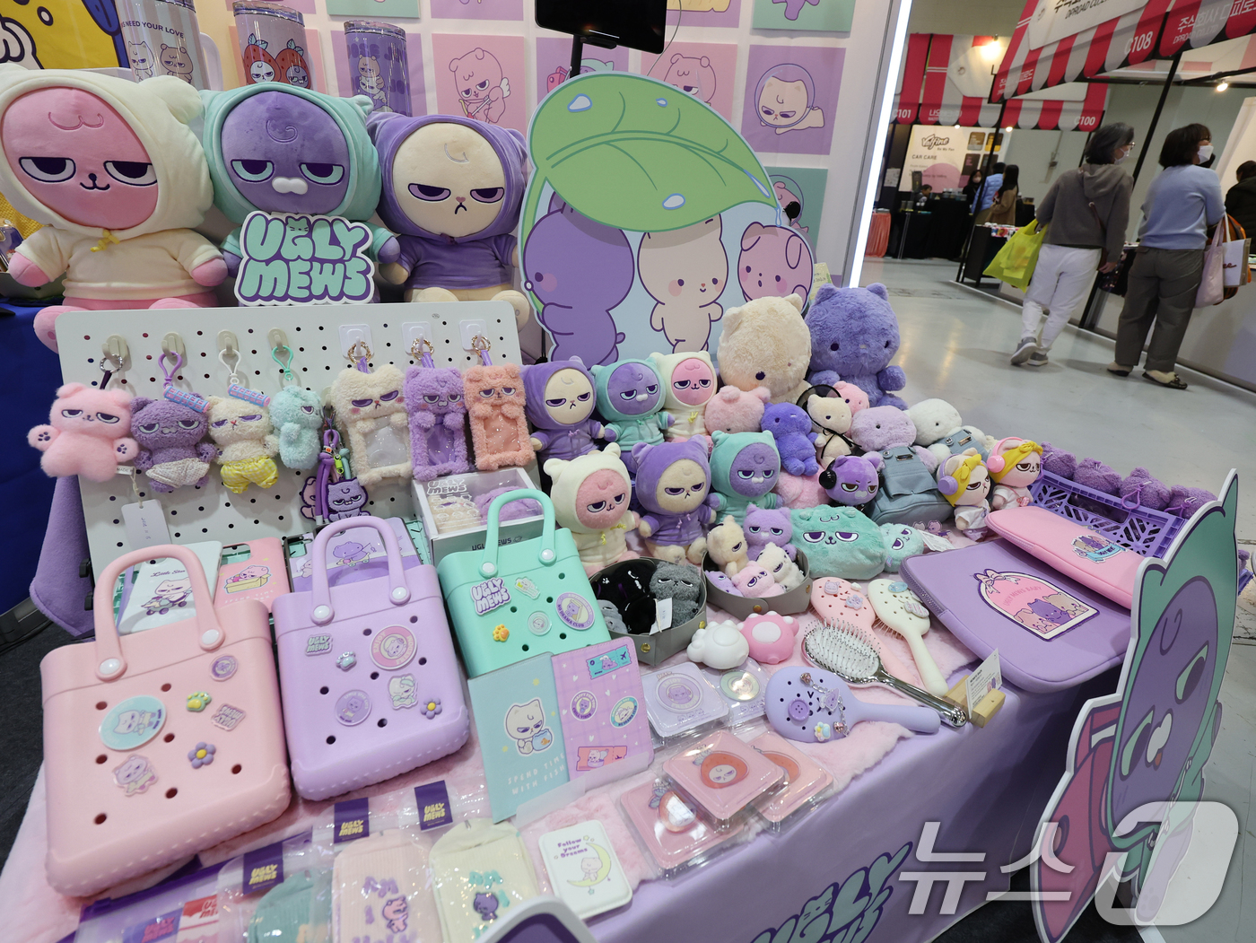 (서울=뉴스1) 황기선 기자 = 26일 서울 강남구 코엑스에서 열린 '소싱인마켓'에서 관람객들이 전시품을 둘러보고 있다.  2025.11.26/뉴스1