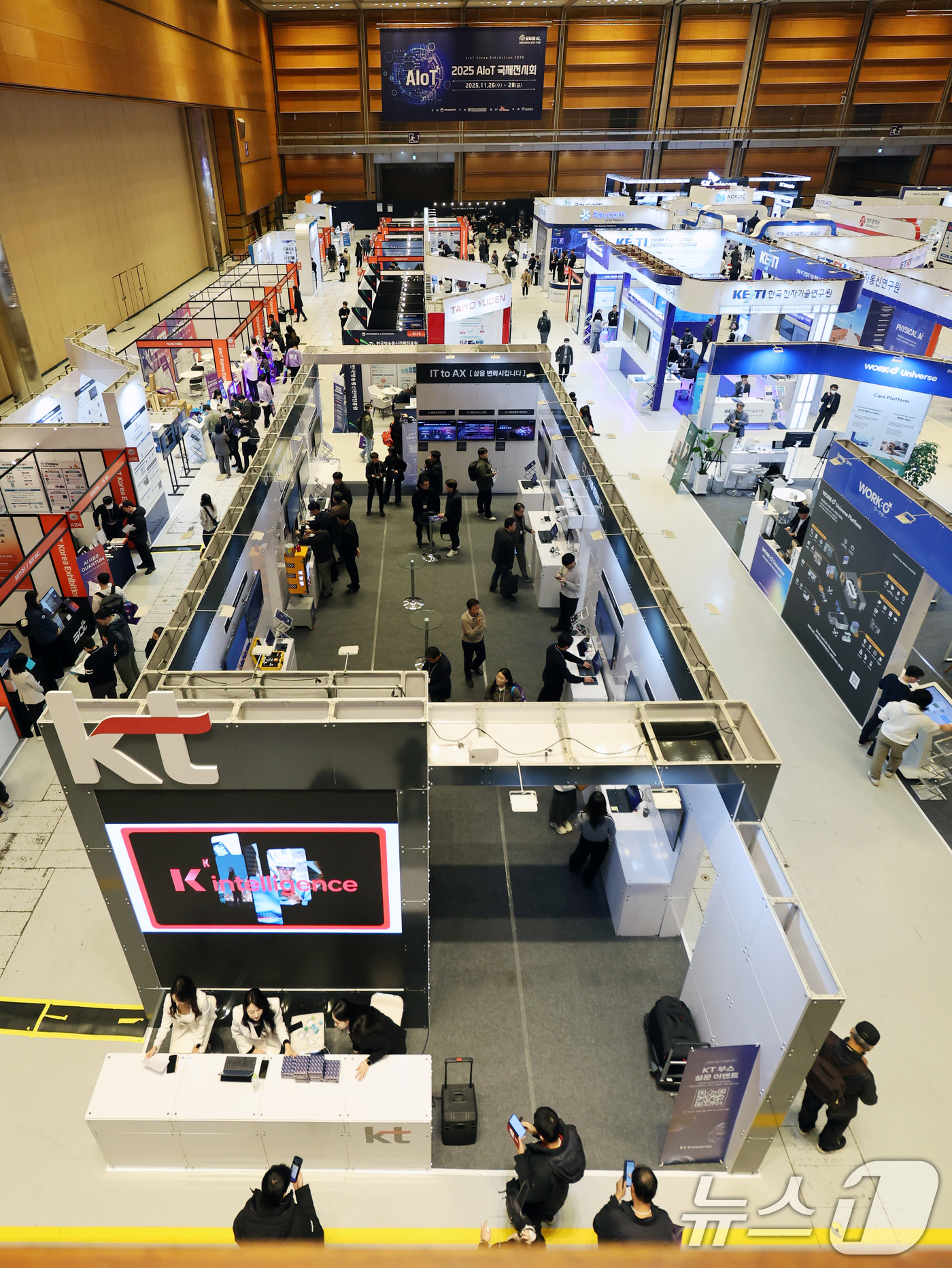 (서울=뉴스1) 황기선 기자 = 26일 서울 강남구 코엑스에서 열린 '2025 AIoT 국제전시회'에서 관람객들이 전시부스를 살펴보고 있다.  2025.11.26/뉴스1