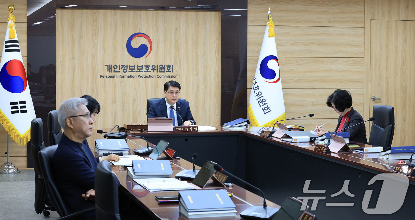 (서울=뉴스1) 임세영 기자 = 이정렬 개인정보보호위원회 부위원장이 26일 서울 종로구 정부서울청사에서 열린 개인정보보호위원회 전체회의에서 모두발언을 하고 있다. 2025.11.2 …