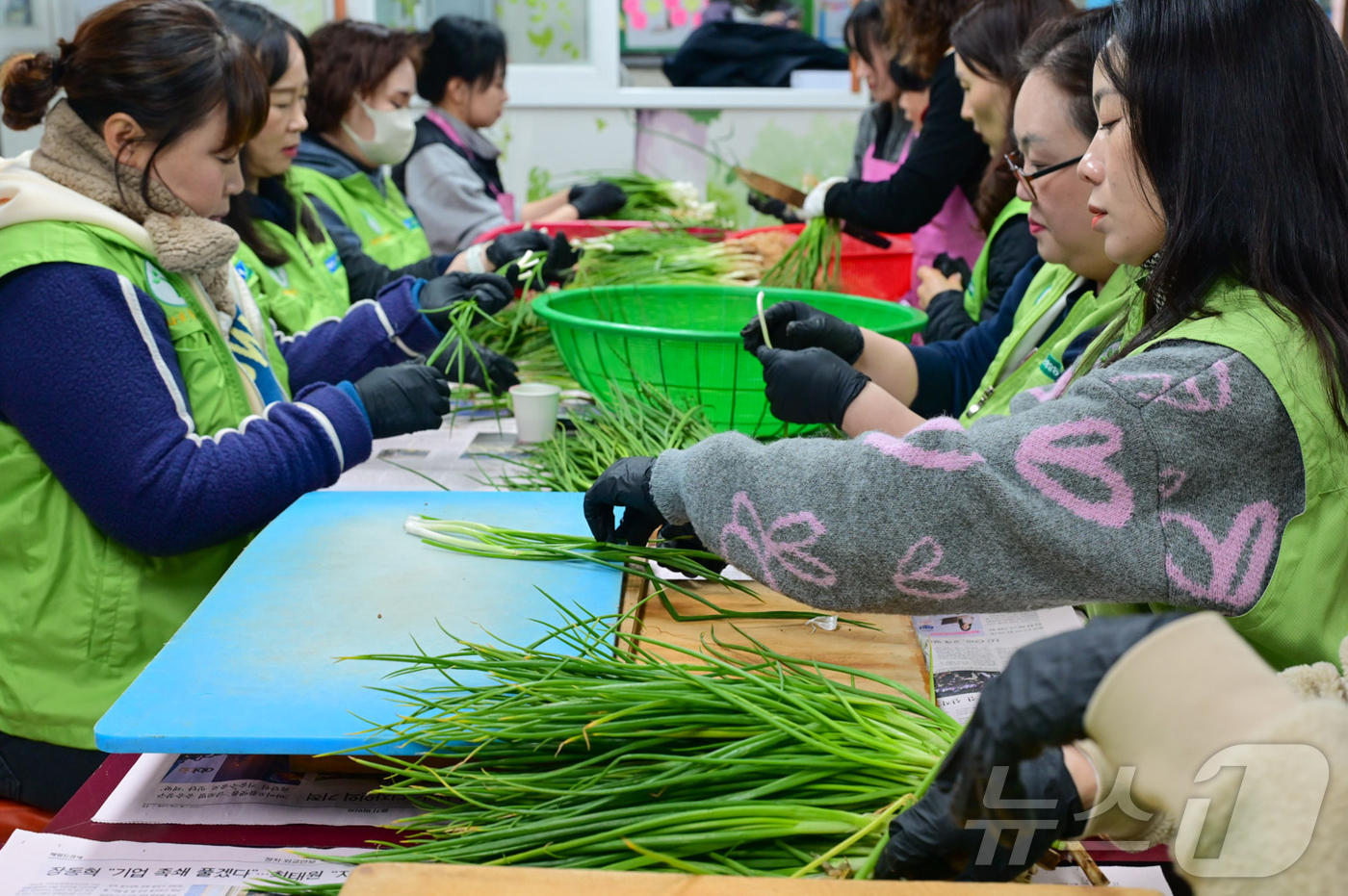 (서울=뉴스1) = 농협유통은 임직원들이 본격적인 김장철을 맞아 어려운 이웃을 위해 새빛맹인선교회에 김장재료 기부와 함께 김치 담그는 일손을 도왔다고 26일 밝혔다. 사진은 김치 …