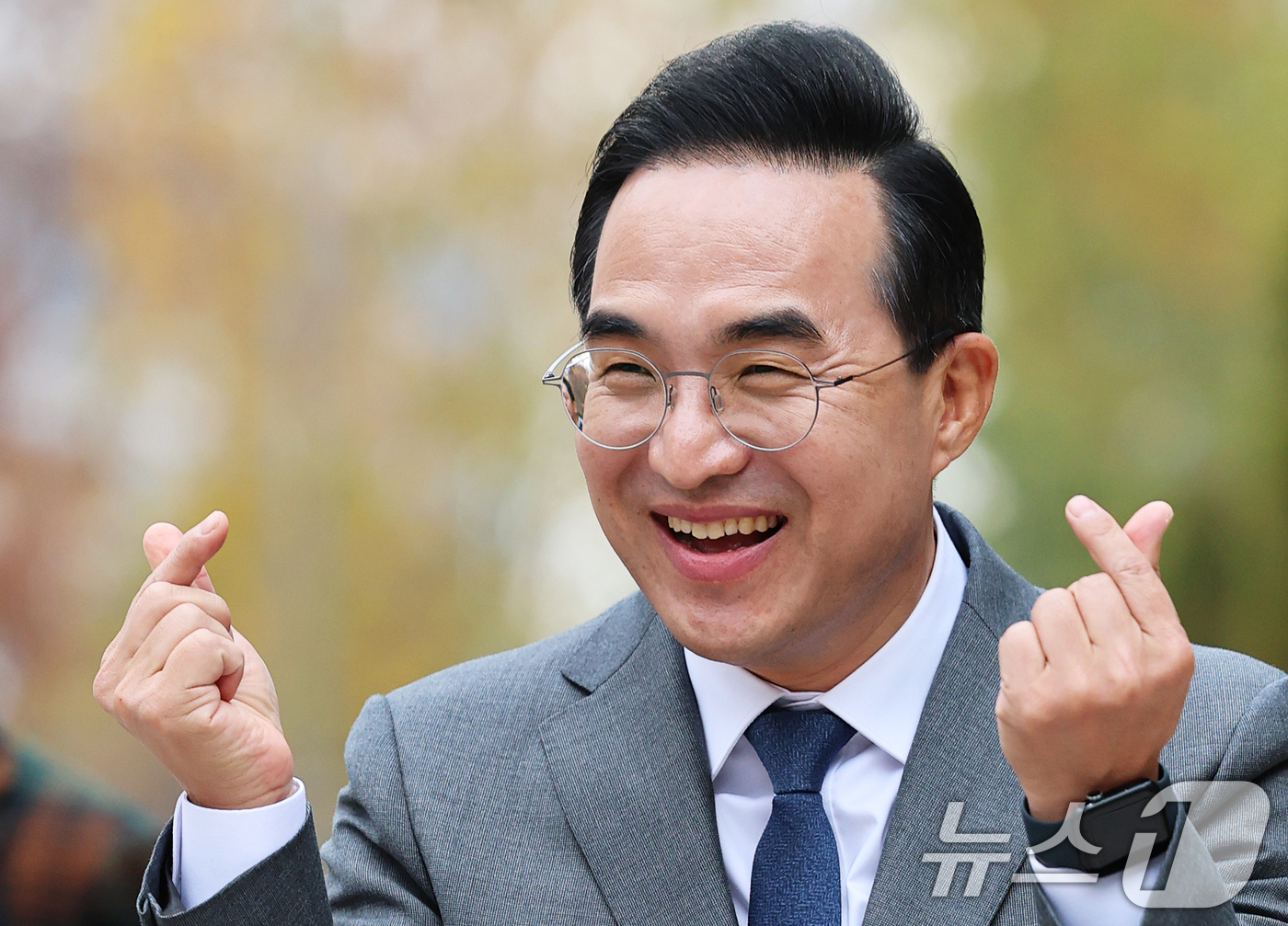 (서울=뉴스1) 오대일 기자 = 박홍근 더불어민주당 의원이 26일 서울시청 앞에서 열린 서울시장 출마 선언 기자회견에 참석하며 양손으로 하트를 그려보이고 있다. 당 원내대표를 역임 …