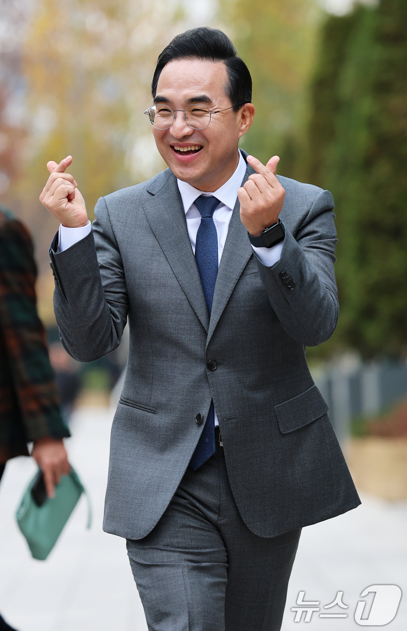 (서울=뉴스1) 오대일 기자 = 박홍근 더불어민주당 의원이 26일 서울시청 앞에서 열린 서울시장 출마 선언 기자회견에 참석하며 양손으로 하트를 그려보이고 있다. 당 원내대표를 역임 …