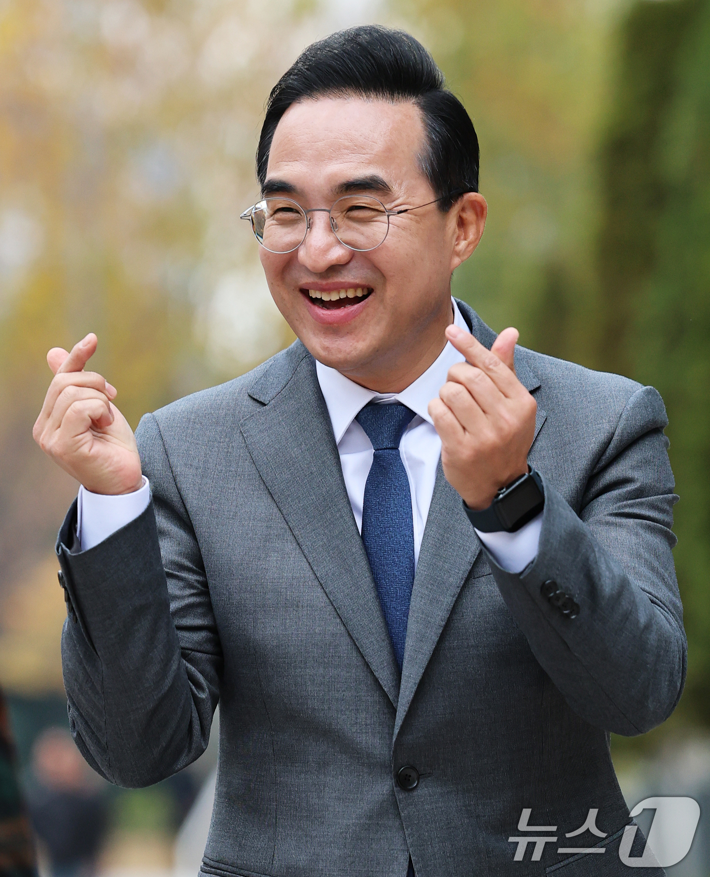 (서울=뉴스1) 오대일 기자 = 박홍근 더불어민주당 의원이 26일 서울시청 앞에서 열린 서울시장 출마 선언 기자회견에 참석하며 양손으로 한트를 그려보이고 있다. 당 원내대표를 역임 …