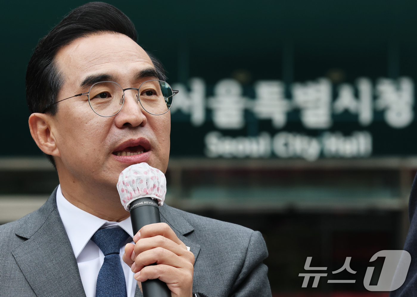 (서울=뉴스1) 오대일 기자 = 박홍근 더불어민주당 의원이 26일 서울시청 앞에서 내년 6월 치러지는 서울시장 선거 출마 선언을 하고 있다. 당 원내대표를 역임한 4선 중진 박 의 …