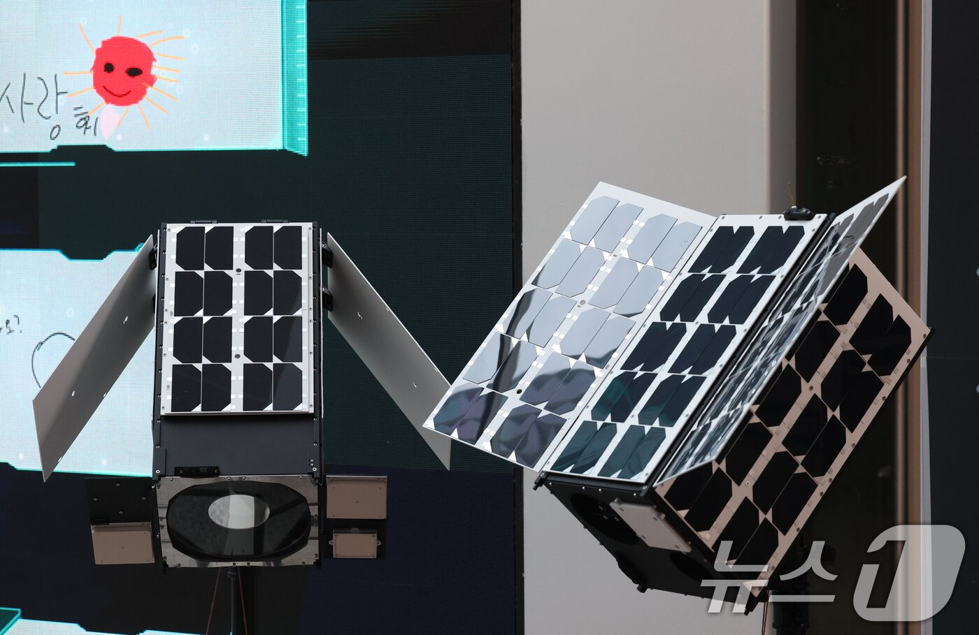 본문 이미지 - ‘경기기후위성’ 1호기 발사를 하루 앞둔 25일 경기 수원시 영통구 경기신용보증재단 도민쉼터에 마련된 경기기후위성 임시상황실에 &#39;경기기후위성&#39; 모형이 전시되어 있다. 2025.11.26/뉴스1 ⓒ News1 김영운 기자